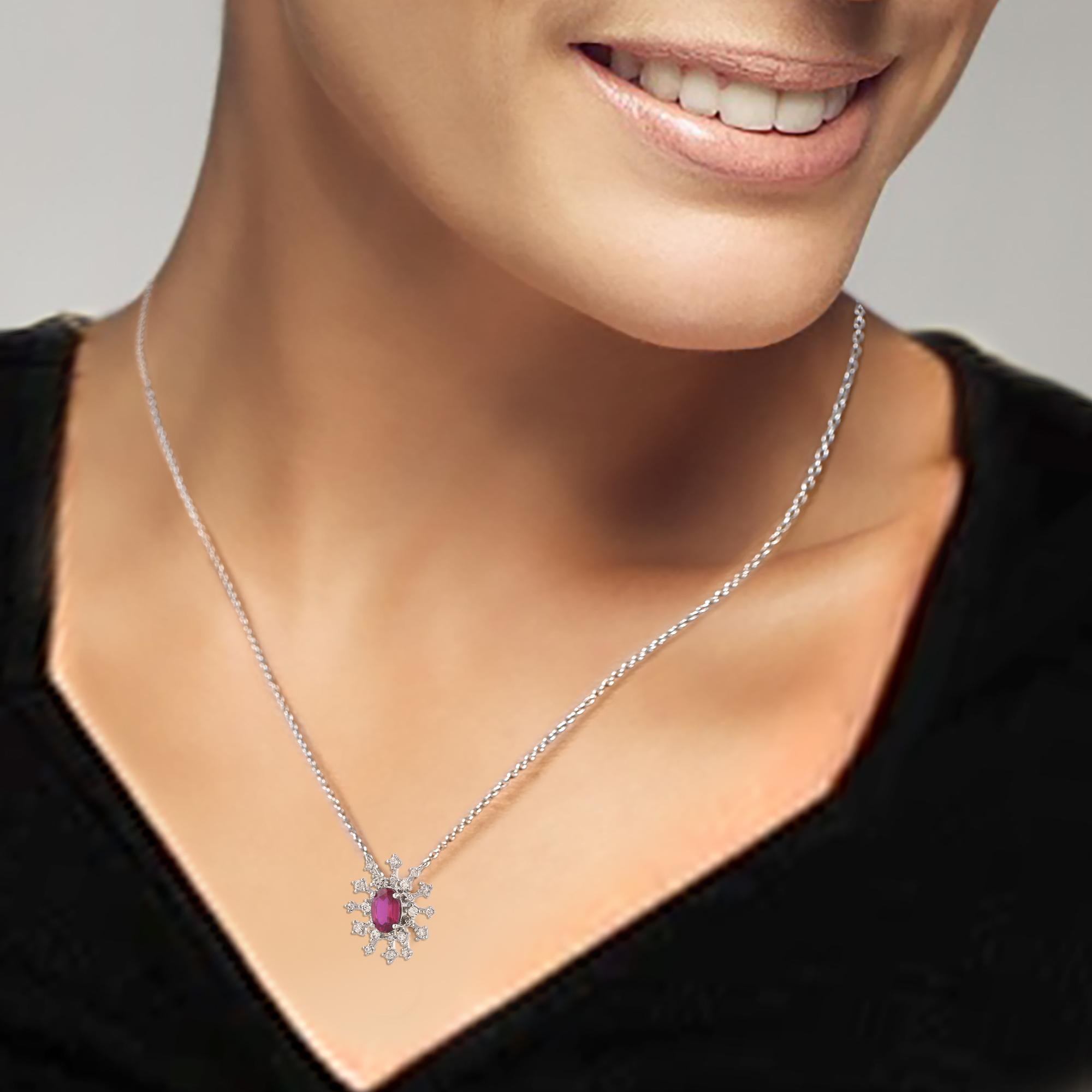Taglio ovale TJD Collana con ciondolo a forma di aureola in oro bianco 14KT con diamante da 0,60 CT e rubino ovale da 0,20 CT in vendita