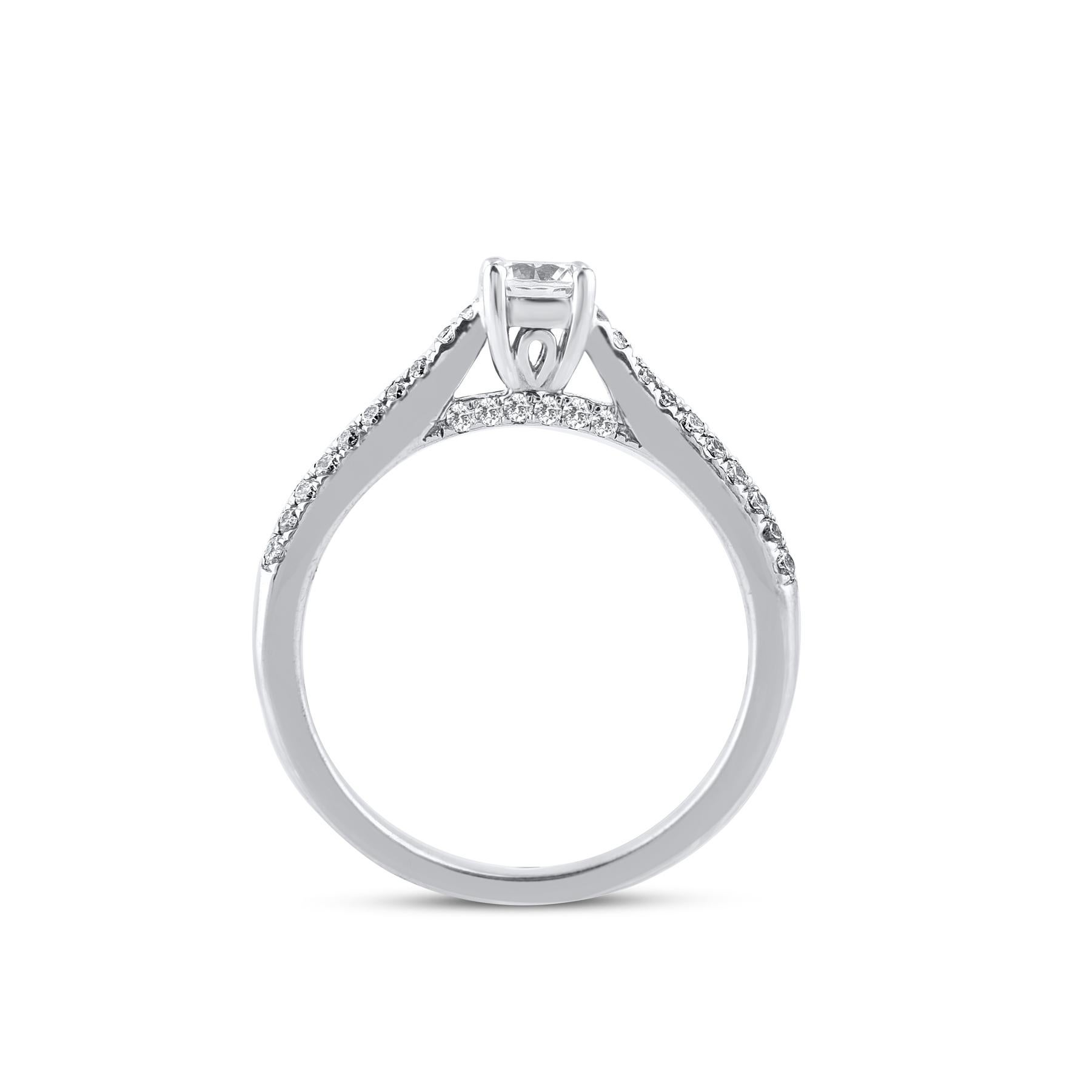 TJD 0.66 Carat Round Diamond 18K White Gold Engagement Ring with Shoulder Stones In New Condition For Sale In New York, NY