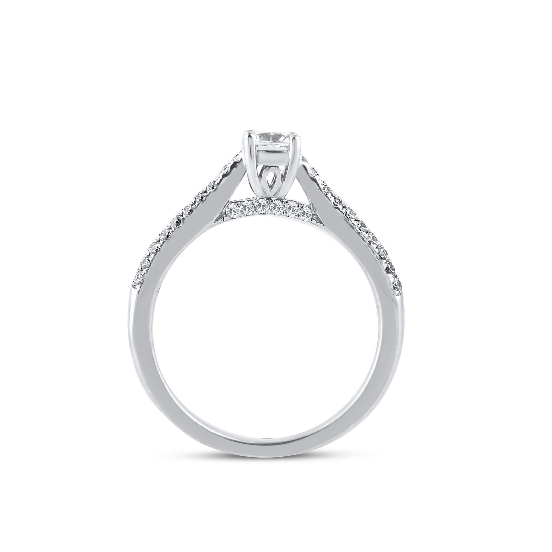 TJD Anello di fidanzamento con diamante rotondo da 0,66 carati in oro bianco 18 carati con pietre a spalla In condizioni Nuovo in vendita a New York, NY