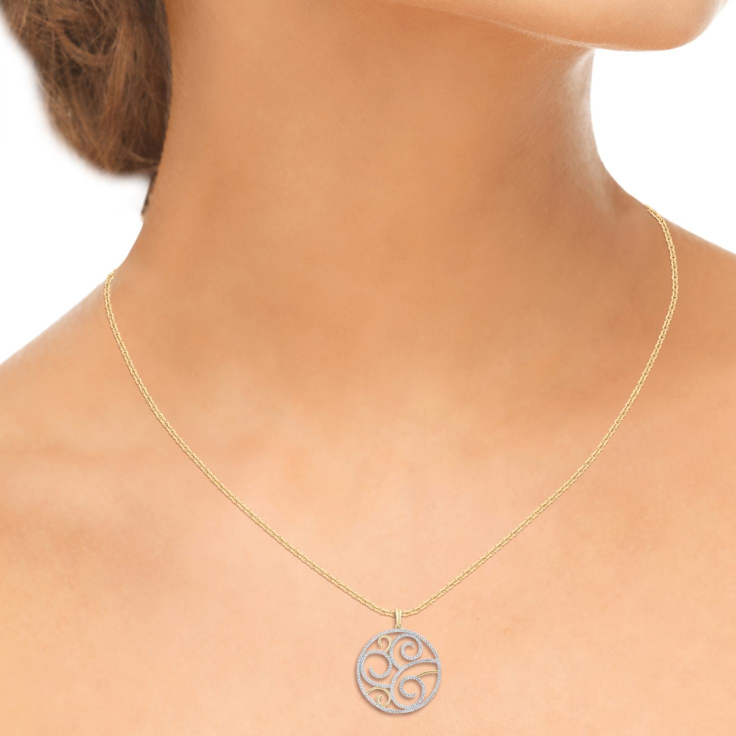 Apportez du charme à votre look avec ce pendentif en diamant. Le pendentif est réalisé en or jaune 14 carats et présente des diamants blancs ronds Brilliante 239 en serti micro-pavé, de couleur H-I et de pureté I2, ainsi qu'une finition hautement