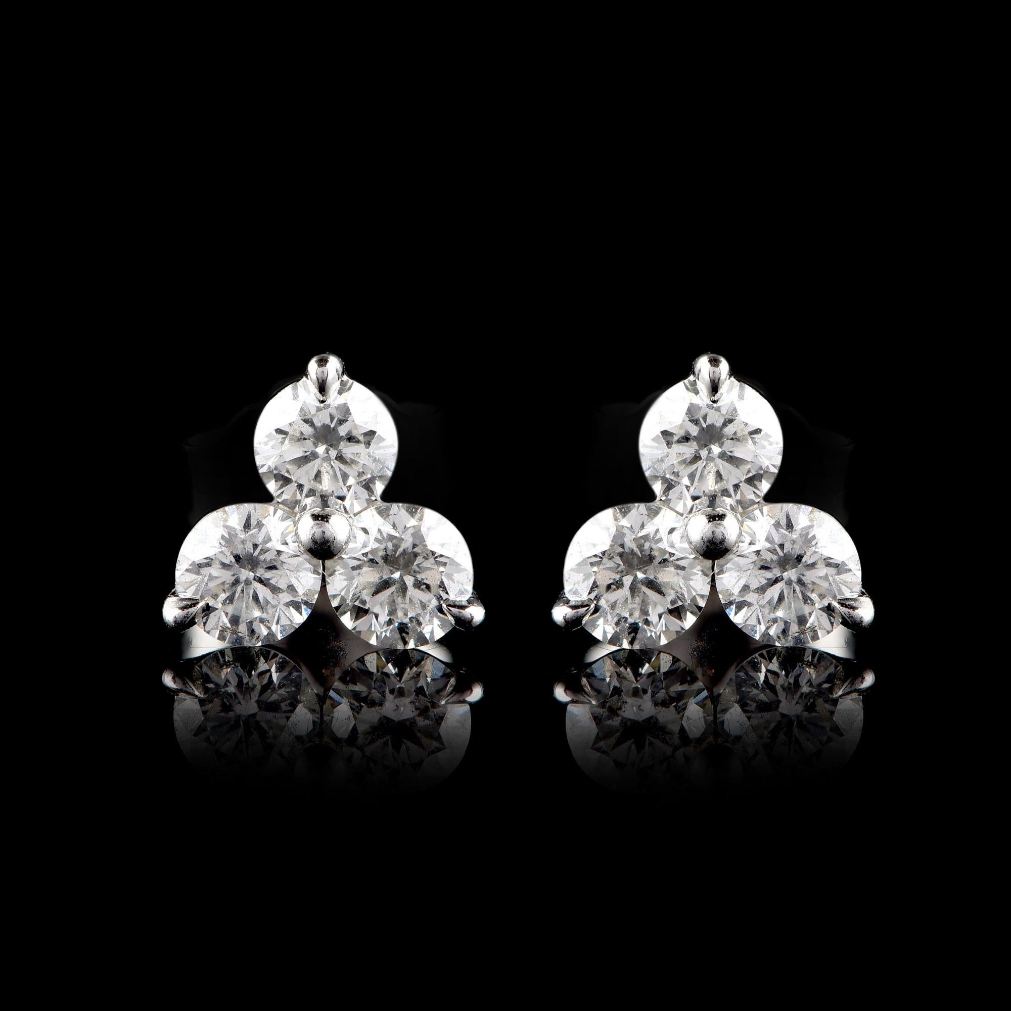 Realizzato a mano in oro bianco a 14 carati e con 6 diamanti brillanti incastonati in una splendida montatura. I diamanti sono classificati con colore HI e purezza I1.