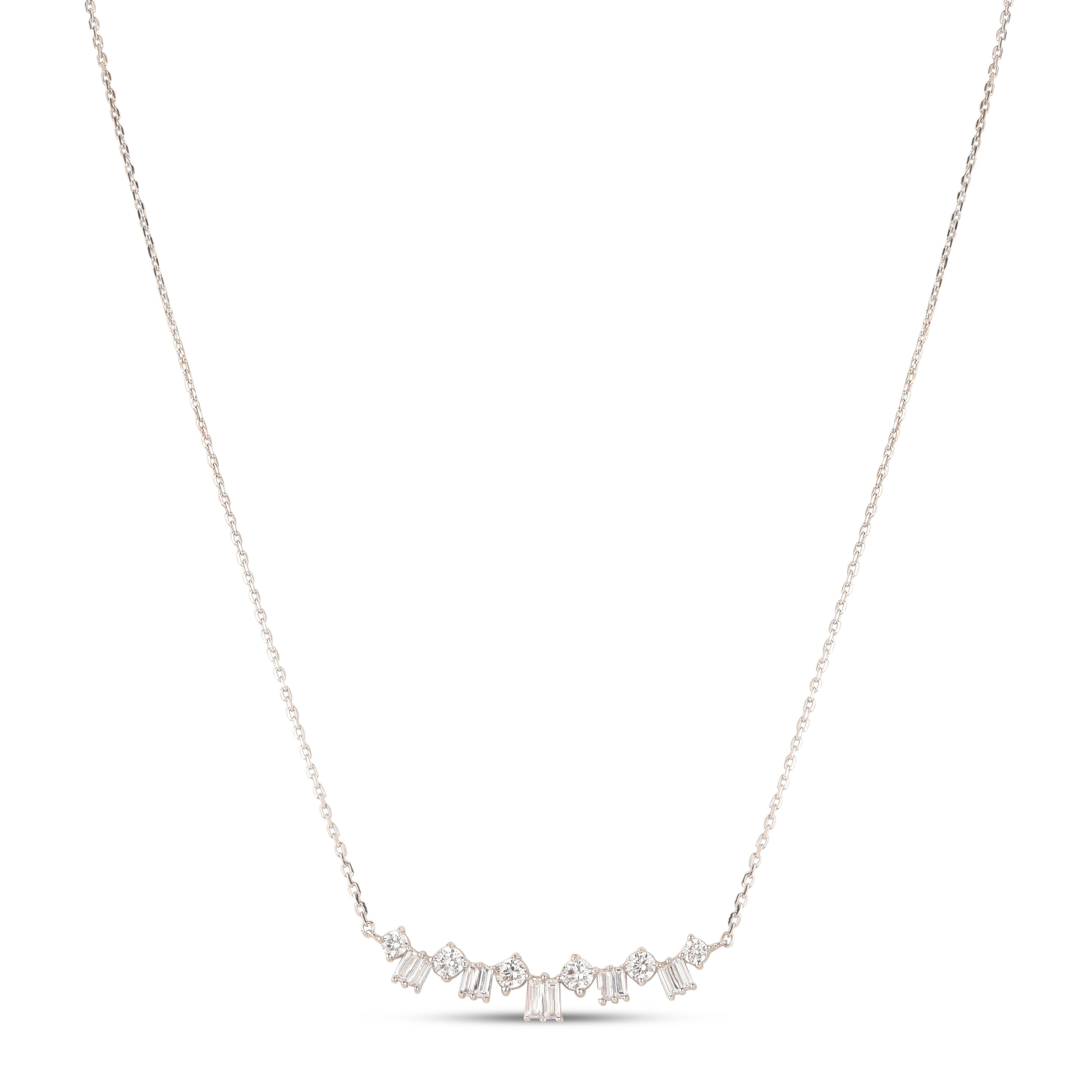 Questa collana con pendente è elegantemente tempestata di 6 diamanti taglio brillante e 10 diamanti taglio baguette incastonati e lavorati a mano in oro bianco 18 carati. I diamanti sono classificati con colore H-I e purezza I2. Questa collana a