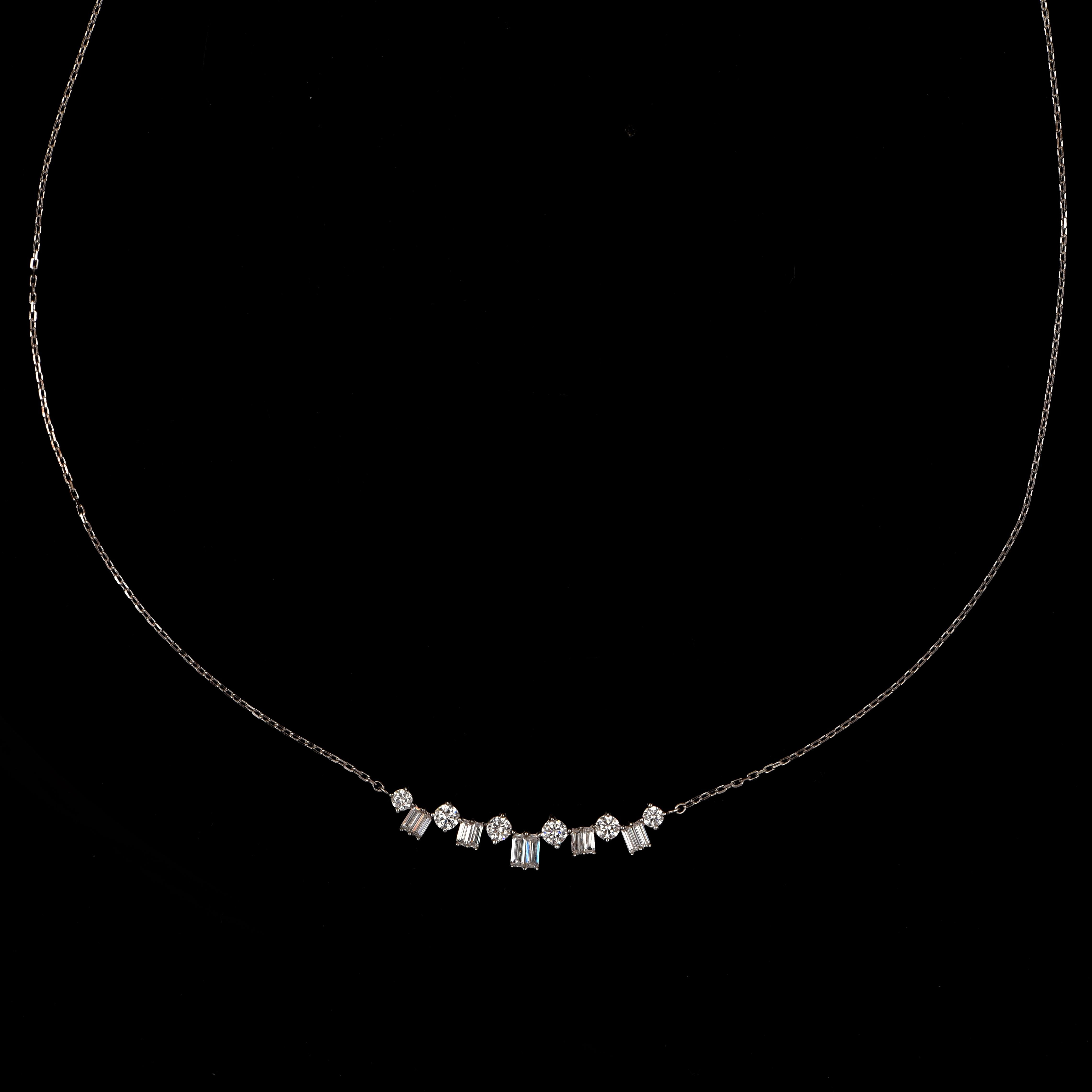 Taglio rotondo TJD 0,75 Carati alternati a tondi e baguette  Collana con diamanti in oro bianco 18KT in vendita