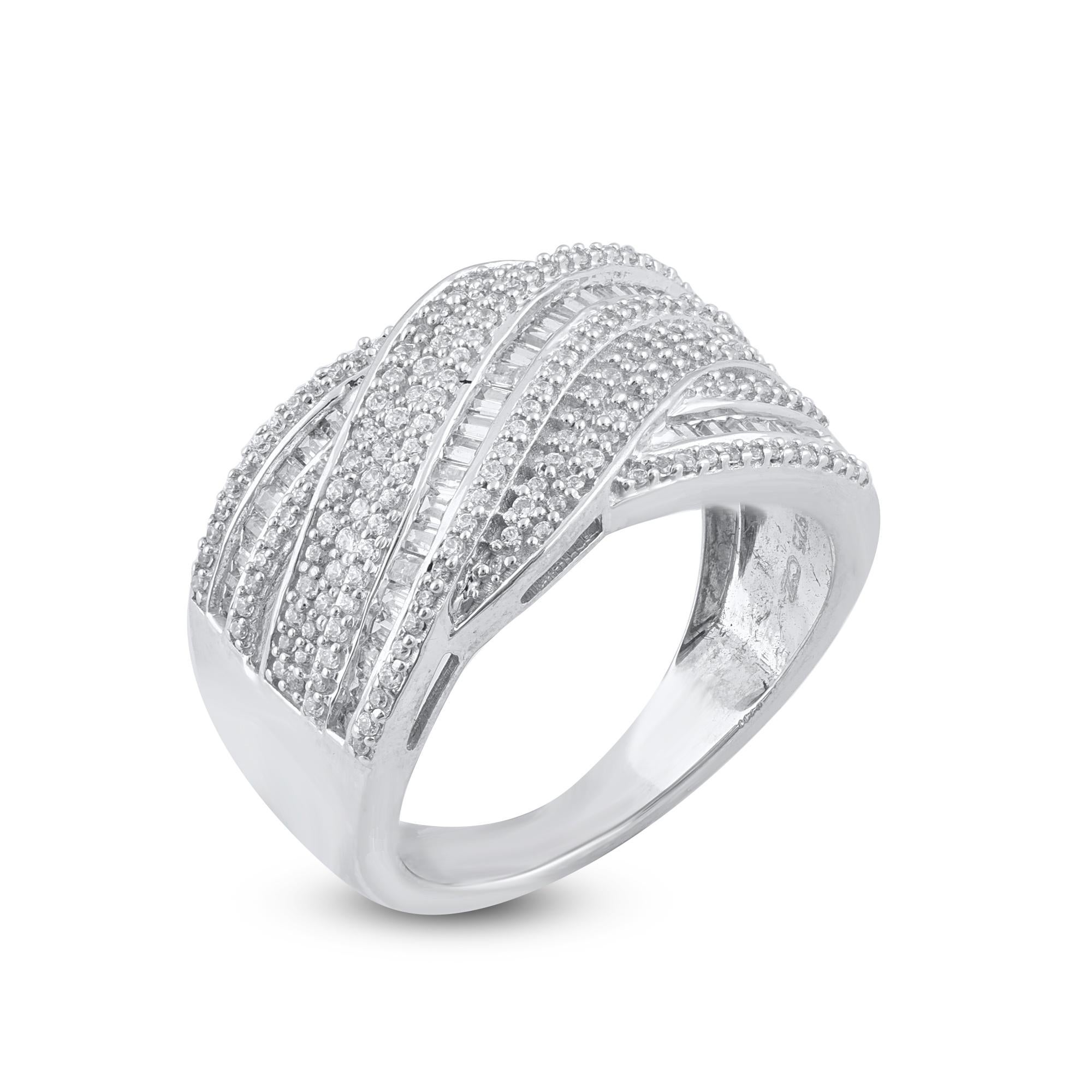 Squisito anello incrociato con diamanti in oro 14K da 0,75 carati. Realizzato con maestria in oro bianco 14 carati con finitura lucida e incastonato con 168 scintillanti diamanti rotondi e 47 diamanti con taglio baguette incastonati in canali e