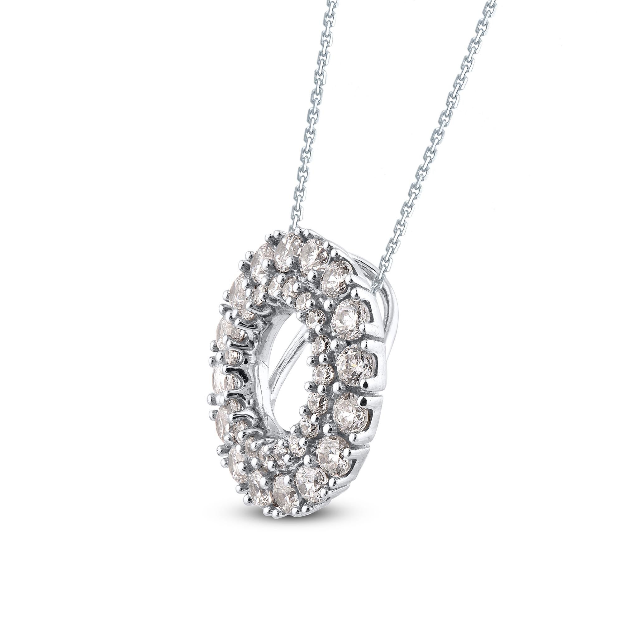 Este colgante de diamantes, un complemento llamativo cuando se lleva solo, causa una impresión impresionante. Este colgante circular está fabricado en oro blanco de 14 quilates y lleva 35 diamantes talla brillante engastados en garras. El color H-I,