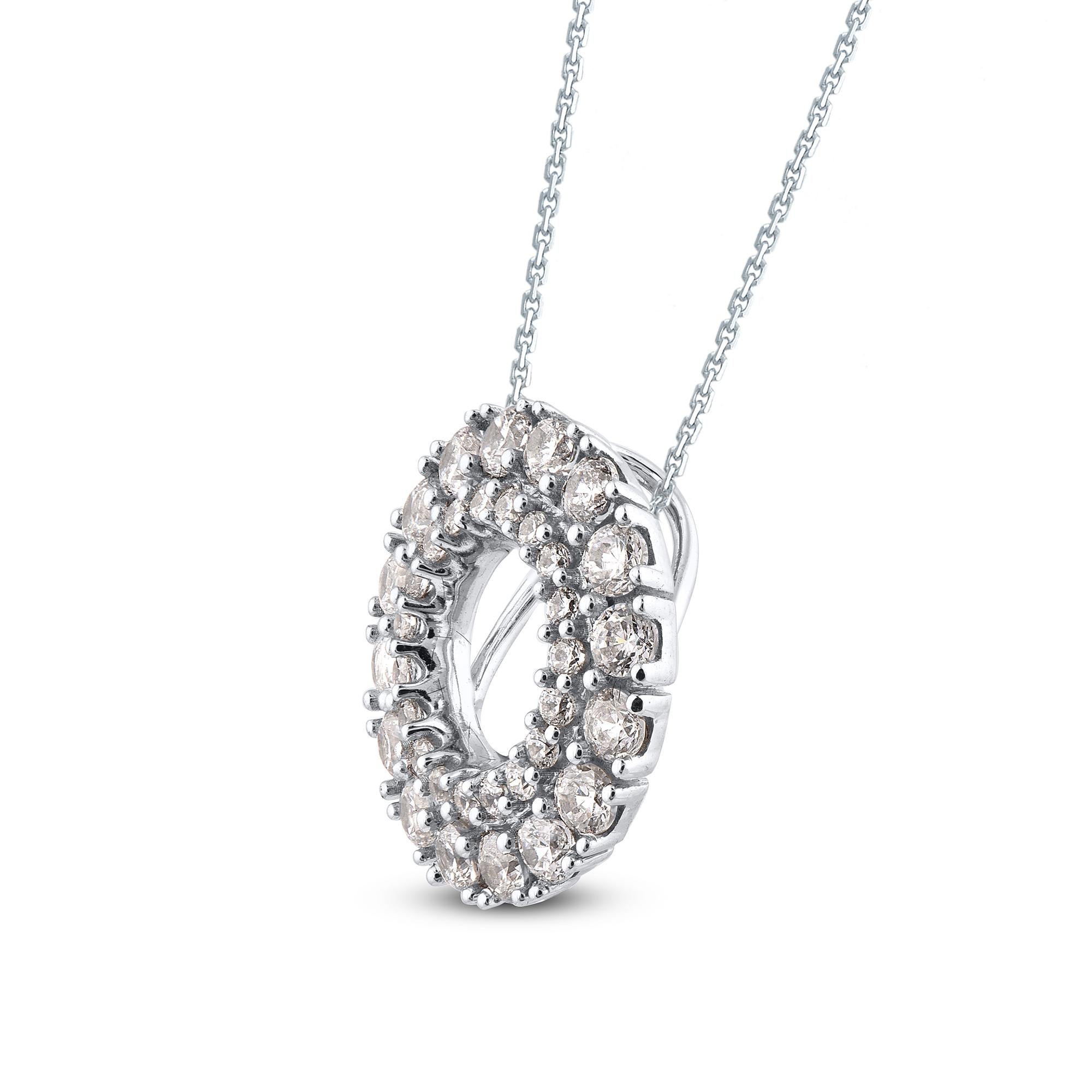 Porté seul, ce pendentif en diamant fait une impression saisissante. Ce pendentif en forme de cercle est réalisé en or blanc 14 carats et présente 35 diamants de taille brillante en serti clos. La couleur H-I, la clarté I2 et la finition polie