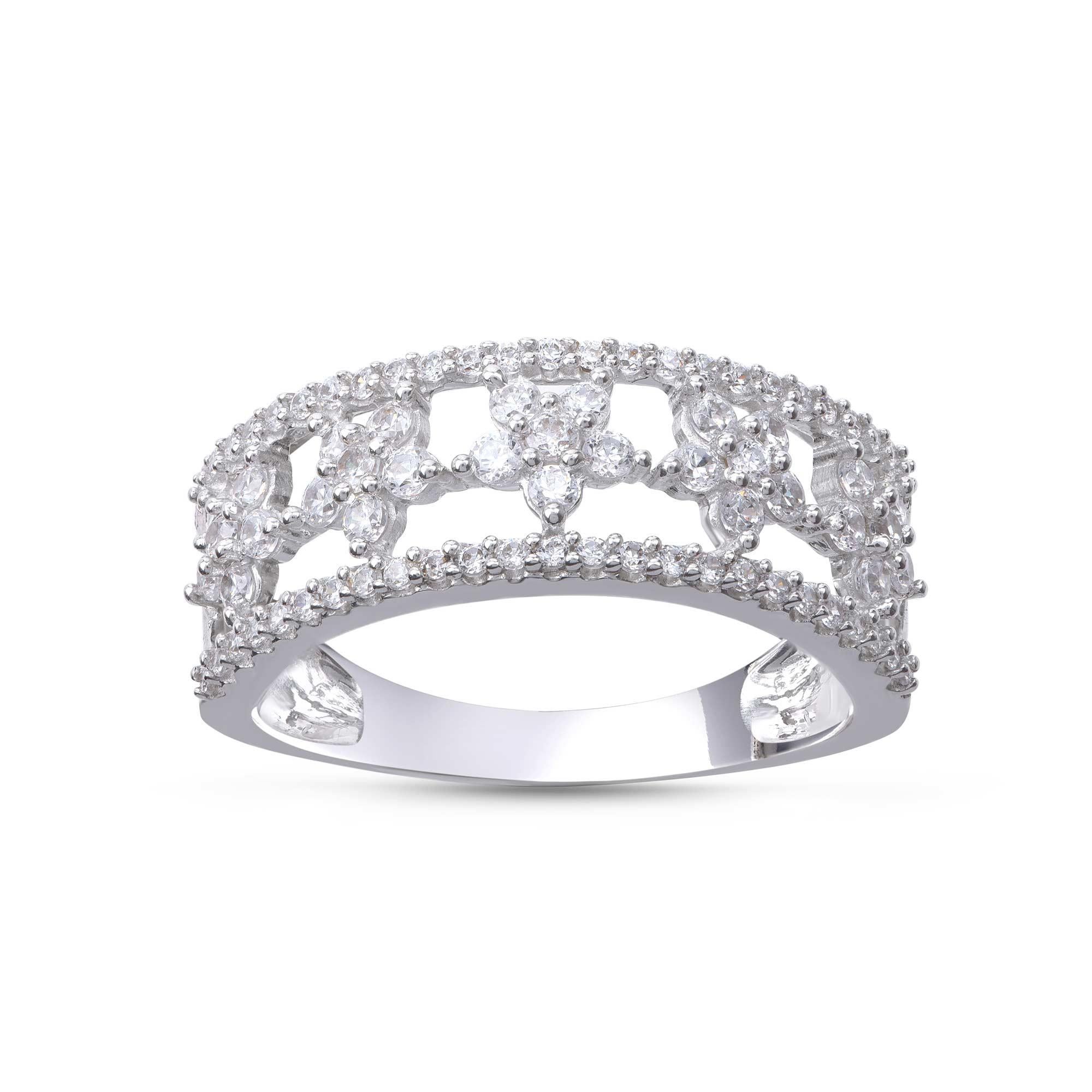 Adornada con diamantes redondos de talla brillante engastados maravillosamente en montura de garras y fabricada en oro blanco de 18 quilates. Los diamantes tienen un color H-I y una pureza I2. 

El color del metal y el tamaño del anillo pueden