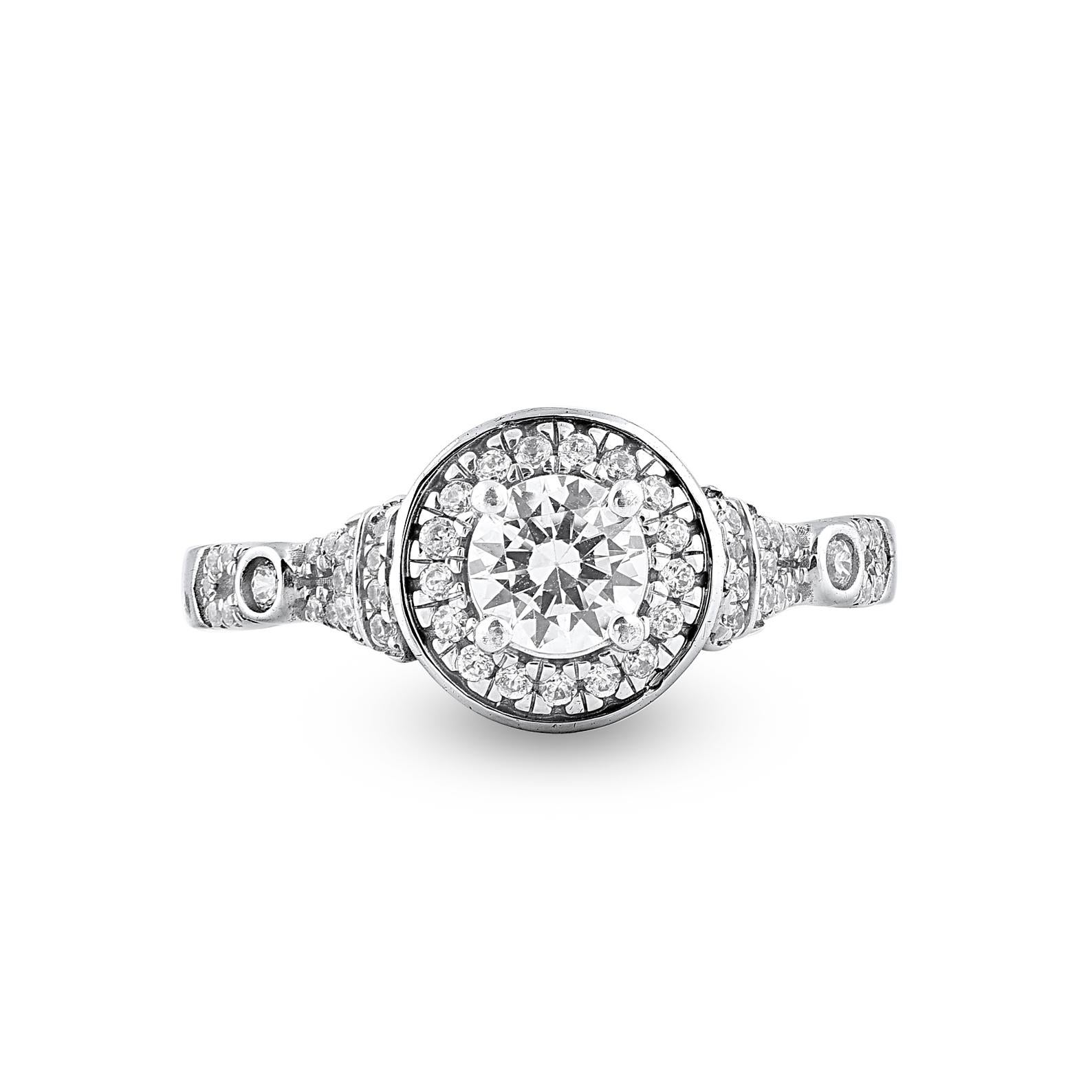 Esprimi il tuo amore per lei nel modo più classico con questa fede. Splendidamente realizzato dai nostri esperti interni in oro bianco 14 carati e impreziosito da 56 diamanti rotondi a taglio brillante e a taglio singolo incastonati in una montatura