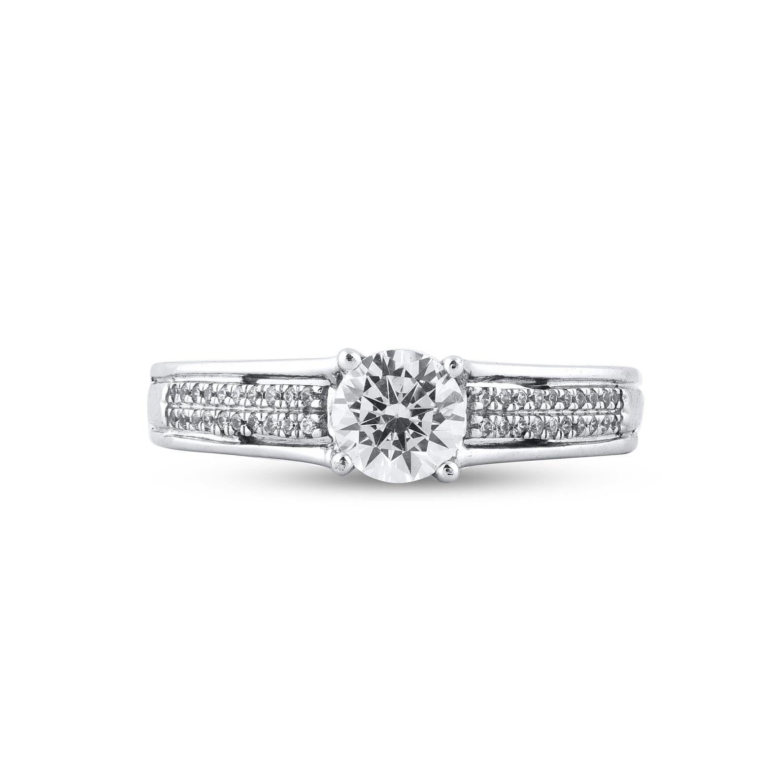 Classique et contemporaine, cette bague en diamant enrichira sa collection de bijoux. Conçue en or blanc 14 carats, elle est ornée de 41 diamants taille unique et taille brillant en serti clos et pavé. Le poids total des diamants est de 0,75 carat,