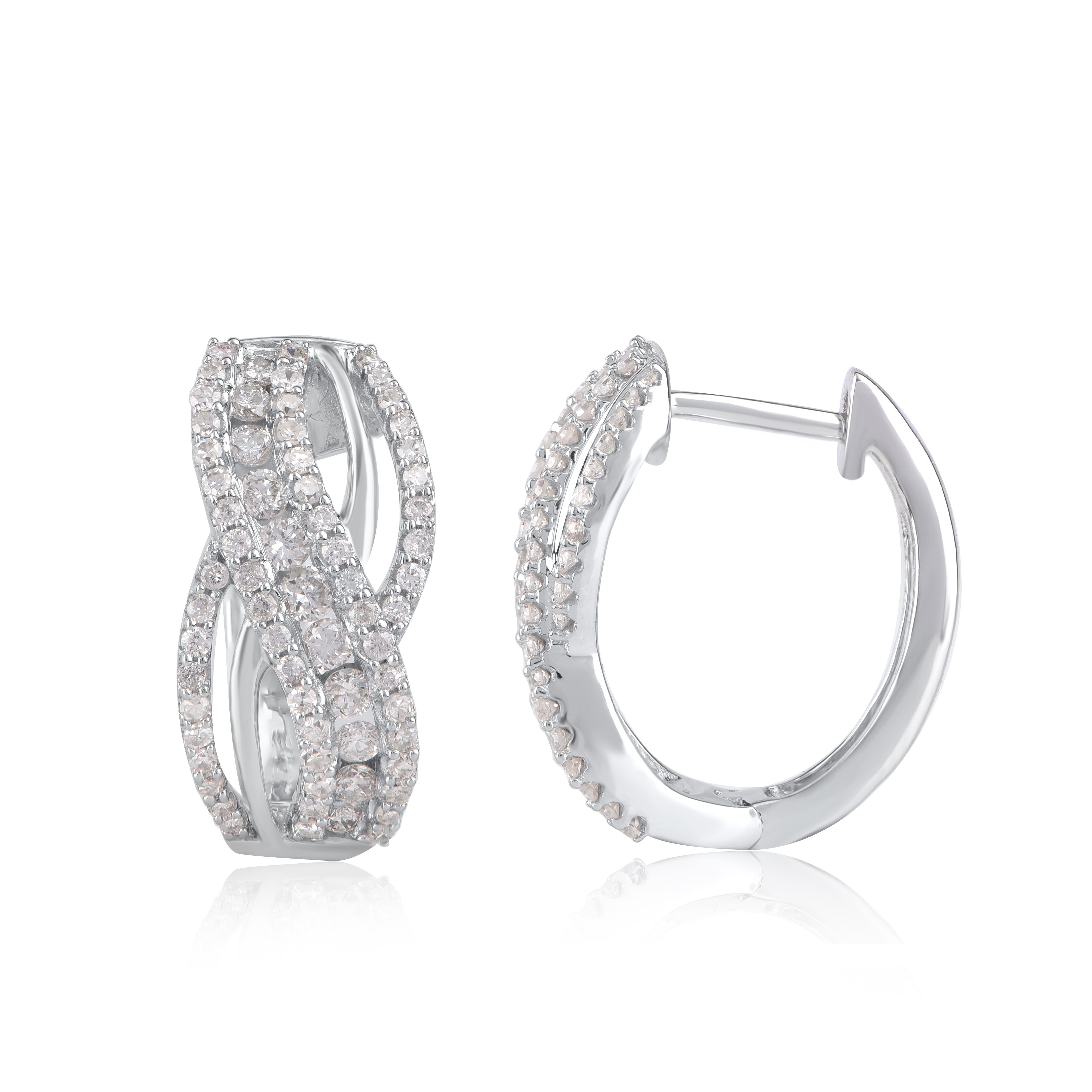 Apportez du charme à votre look avec ces boucles d'oreilles en diamant. Cette boucle d'oreille est magnifiquement conçue et sertie de 134 diamants taille unique et diamants taille brillant en serti clos et en serti canal. Nous n'utilisons que des