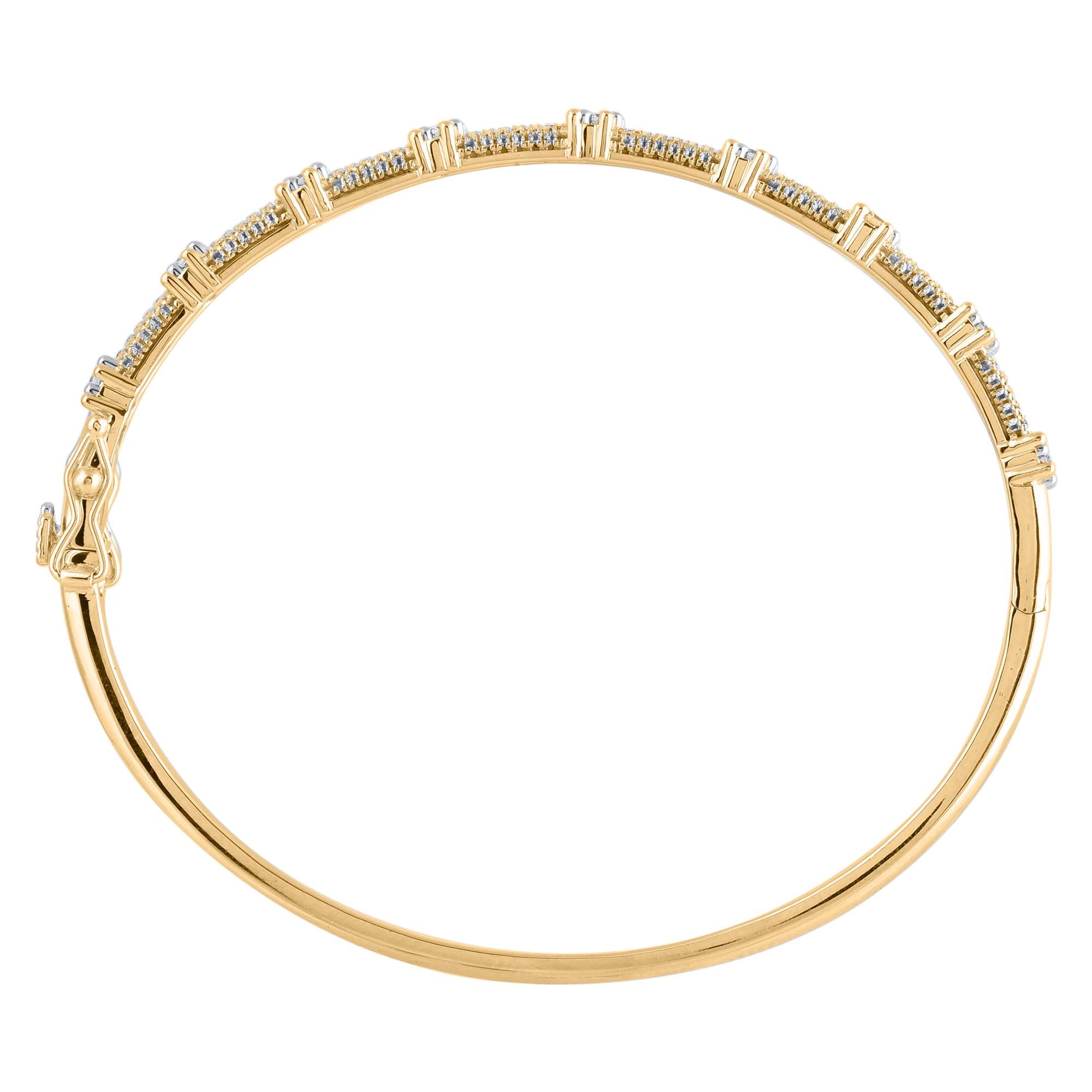 Exprimez votre style sophistiqué avec ce magnifique bracelet en diamants. Ce bracelet Shimmering bangle présente 143 diamants ronds naturels de taille simple et de taille brillant en serti clos et façonnés en or jaune 14kt. Les diamants sont de