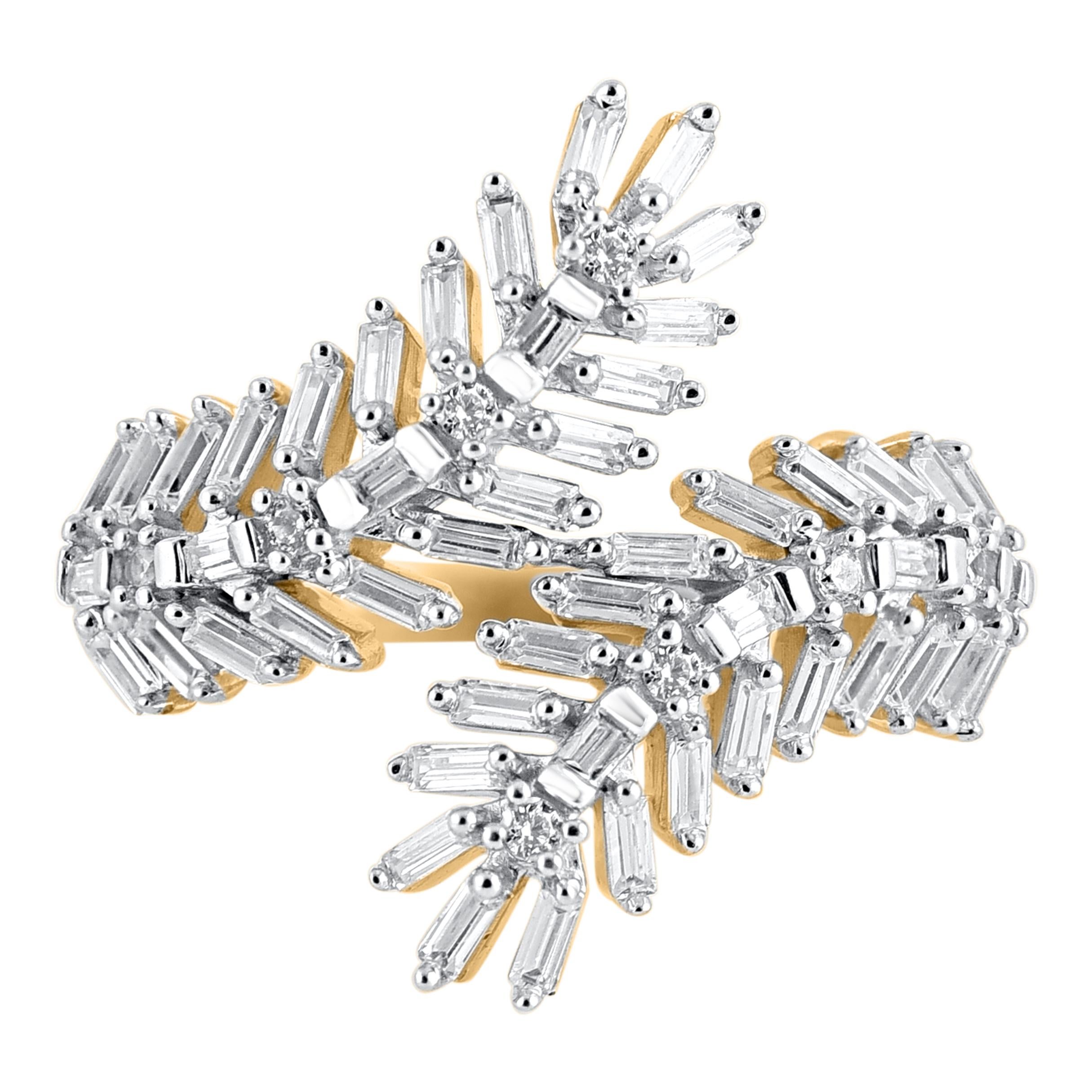 Dai un tocco di charme al tuo look con questo anello Bypass con diamante. Questo anello è splendidamente realizzato in oro giallo 14 carati e incastonato con 58 diamanti rotondi taglio brillante e diamanti baguette in montatura a griffe. Il peso