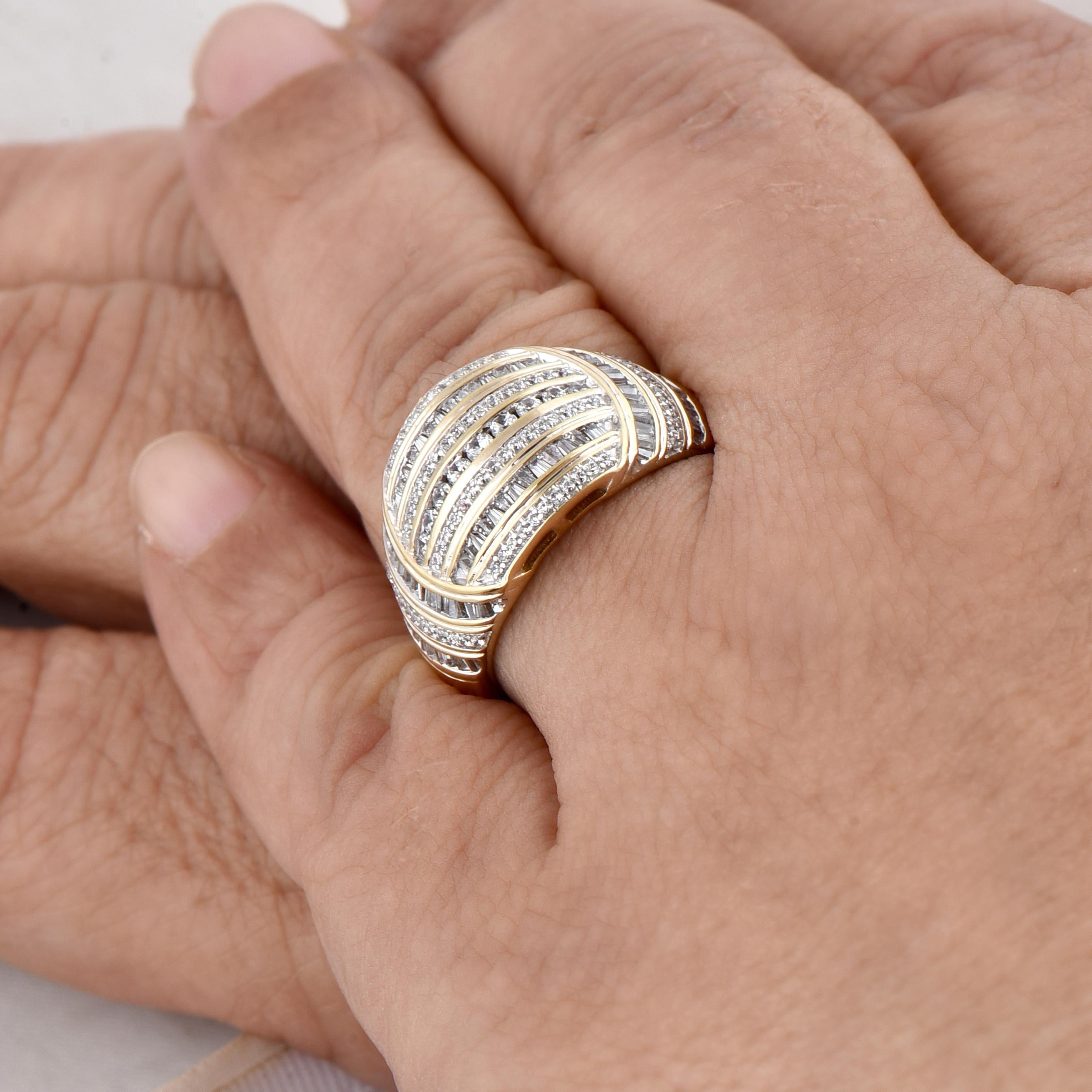 TJD Bague à dôme en or jaune 14 carats avec diamants ronds et baguettes de 0,75 carat en vente 1
