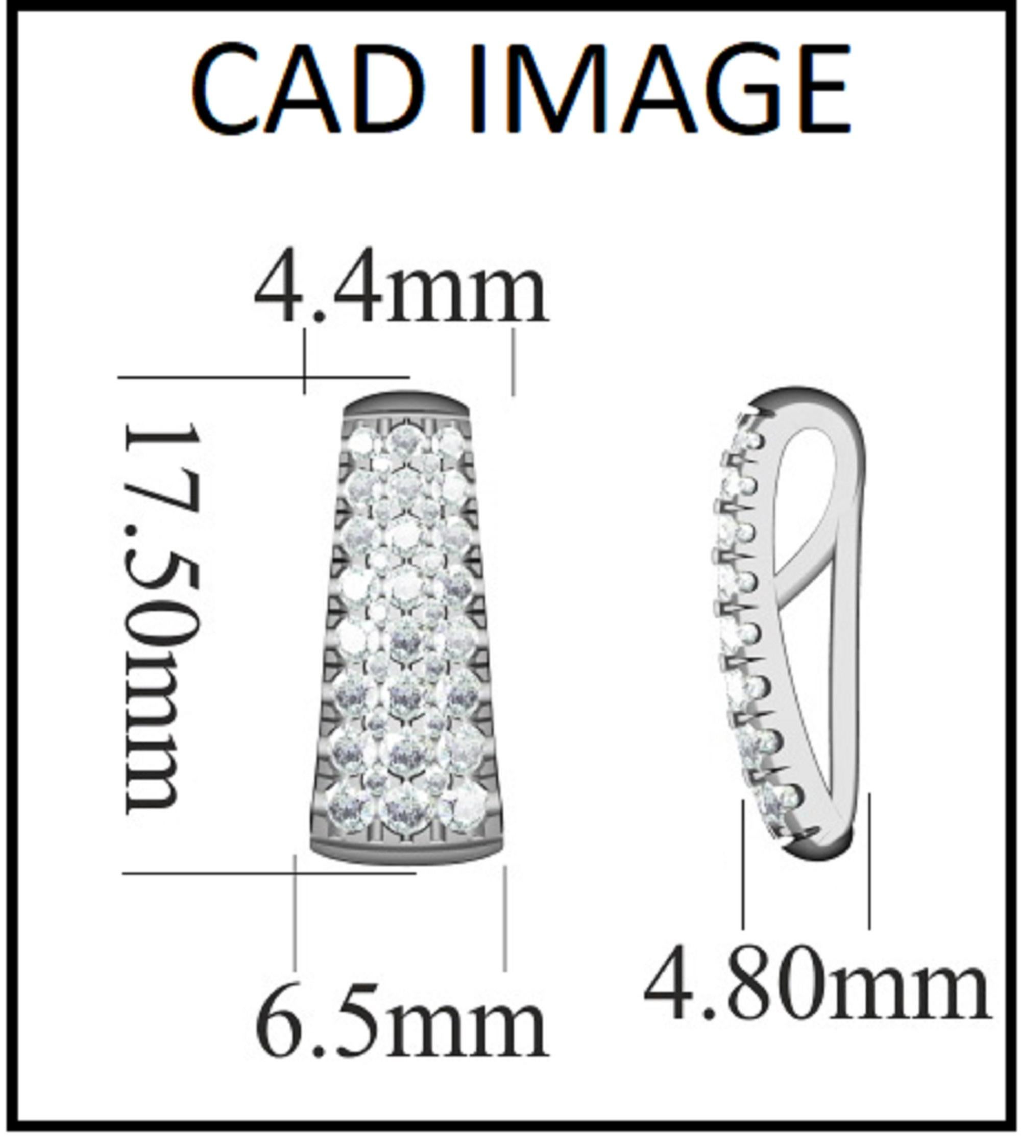 Questo pendente a tripla fila di barre verticali è realizzato con maestria in oro bianco 14 carati e presenta 38 diamanti bianchi rotondi incastonati in micropunte. Questo ciondolo ha una finitura lucida ed è un'aggiunta preziosa a qualsiasi