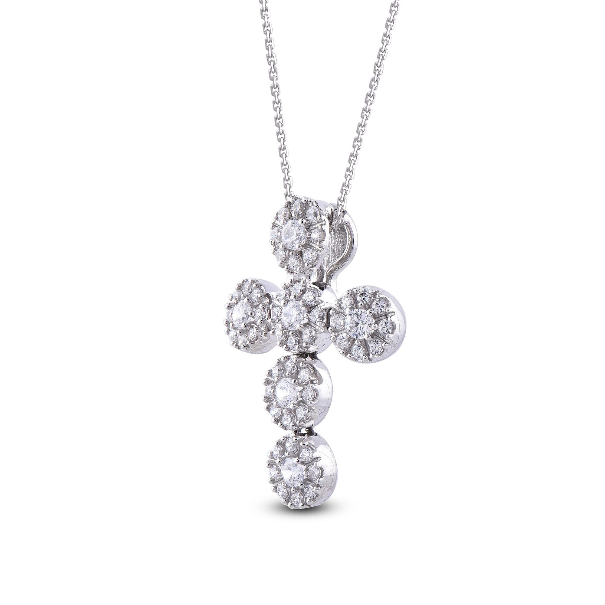 Fede e moda si uniscono in questo scintillante ciondolo a forma di croce con diamante. Il ciondolo è realizzato in oro a 14 carati.  e presenta un diamante tondo brillante di 54 millimetri incastonato in una montatura Prong. La finitura lucida