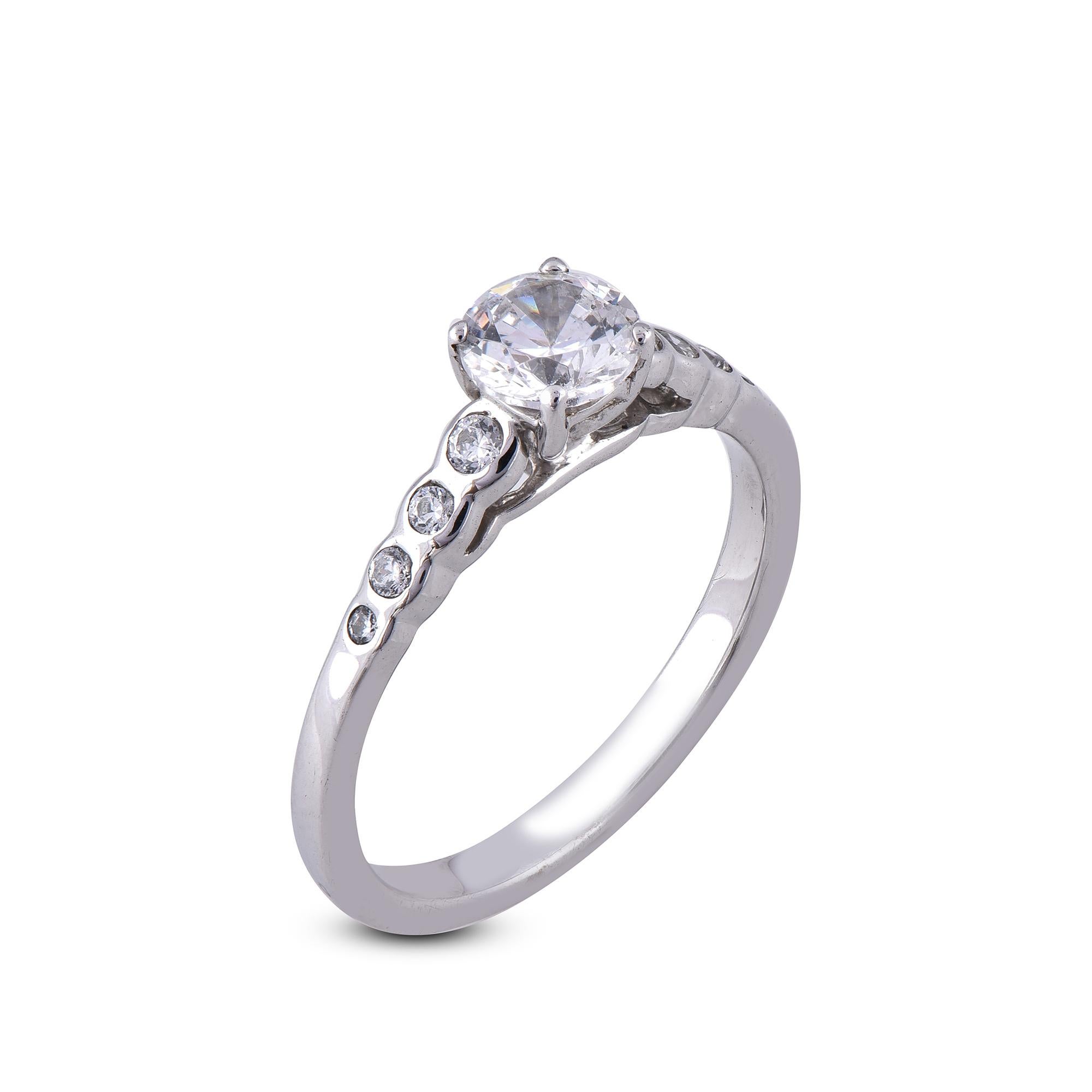 Bring charm to your look with this scalloped engagement ring. This ring is features 0.60 ct centre stone and 0.15 ct shoulder diamonds and its crafted in 18 karat gold in your choice of white, rose, or yellow, and features 9 round diamond set in