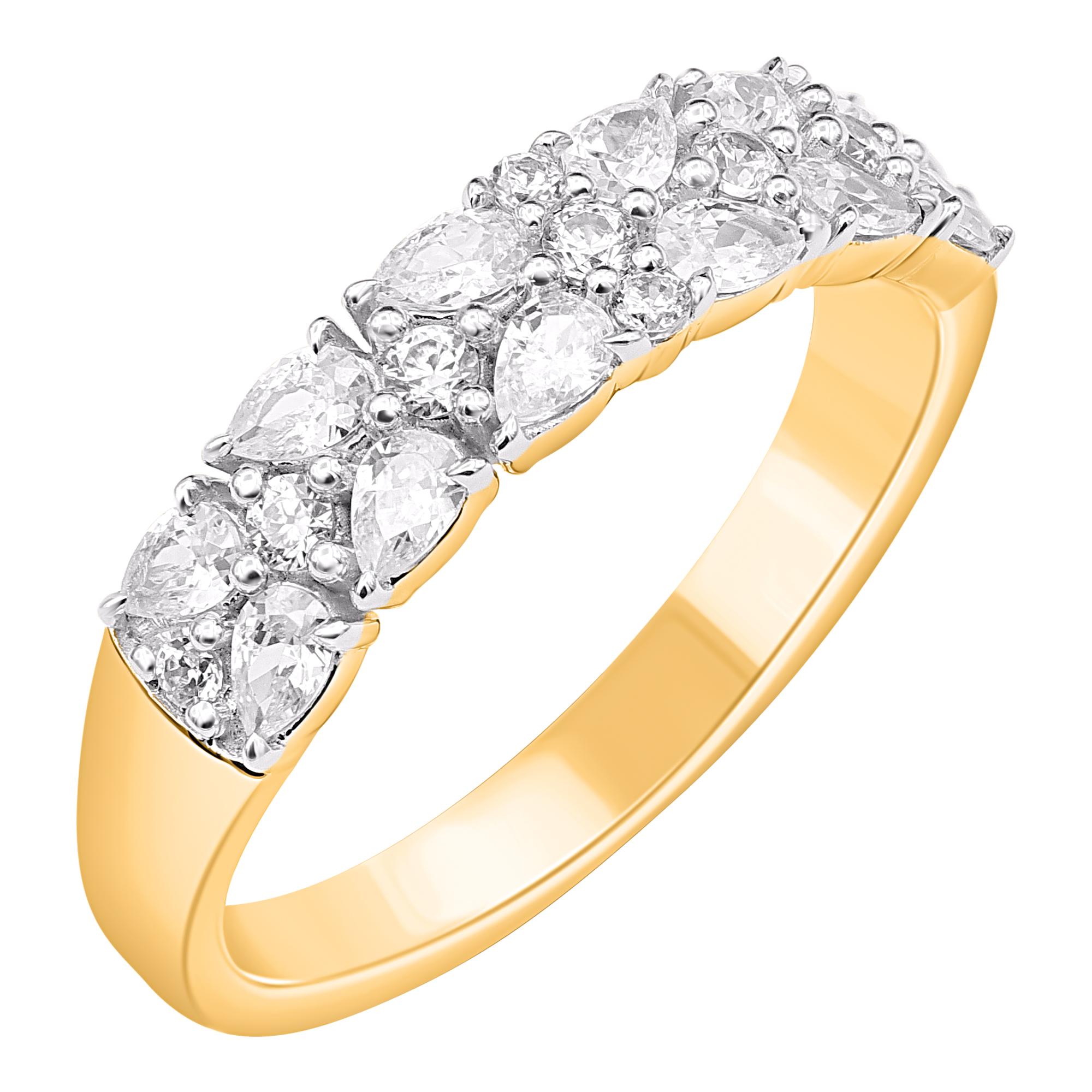 Faites briller votre jour le plus spécial et le plus précieux avec cette alliance. Magnifiquement conçu par nos experts internes en or jaune 14 carats et orné de 21 diamants ronds de taille brillante et de diamants de taille poire en serti clos. Le
