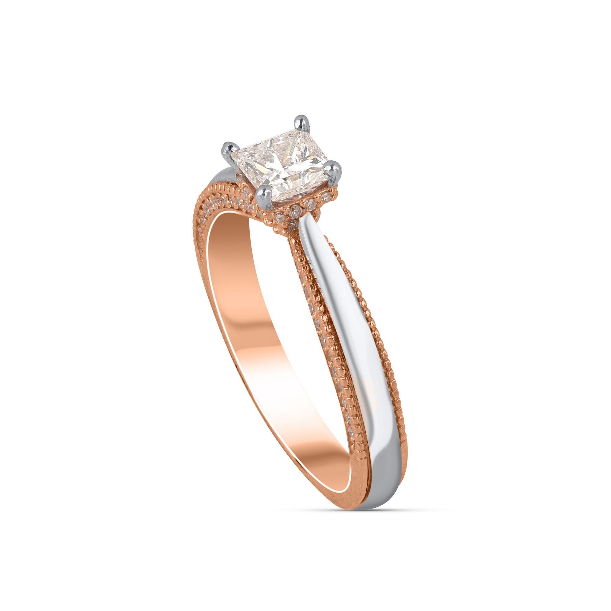 Cette bague de fiançailles en diamant est ornée d'un diamant taille princesse et de 76 diamants taille brillant sertis à la griffe. Elle est réalisée en or bicolore 18 carats. Les diamants sont classés HI/I1.  

La couleur du métal et la taille de