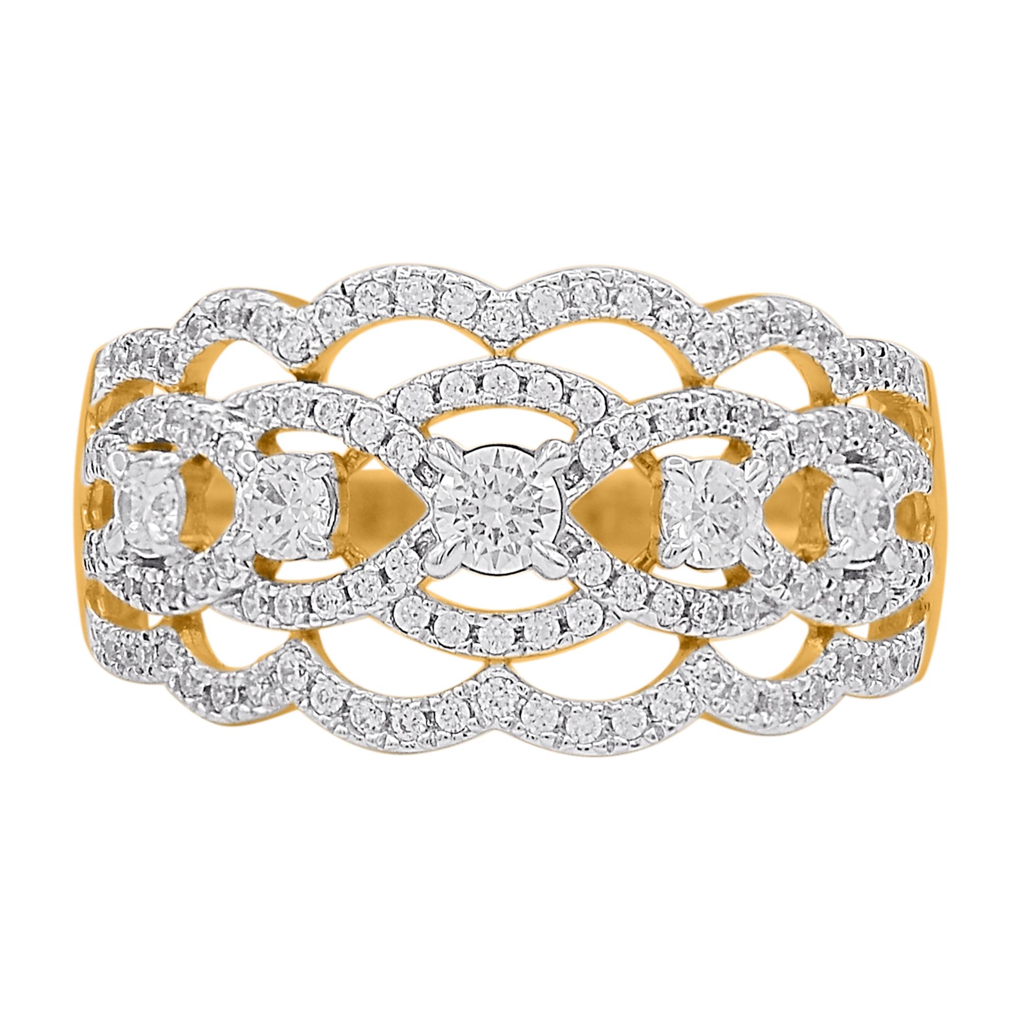 Célébrez toutes les petites choses merveilleuses avec cette bague à diamant. Cette bague est magnifiquement réalisée en or jaune 18 carats et sertie de 121 diamants ronds de taille brillant et taille unique en serti clos. Le poids total des diamants