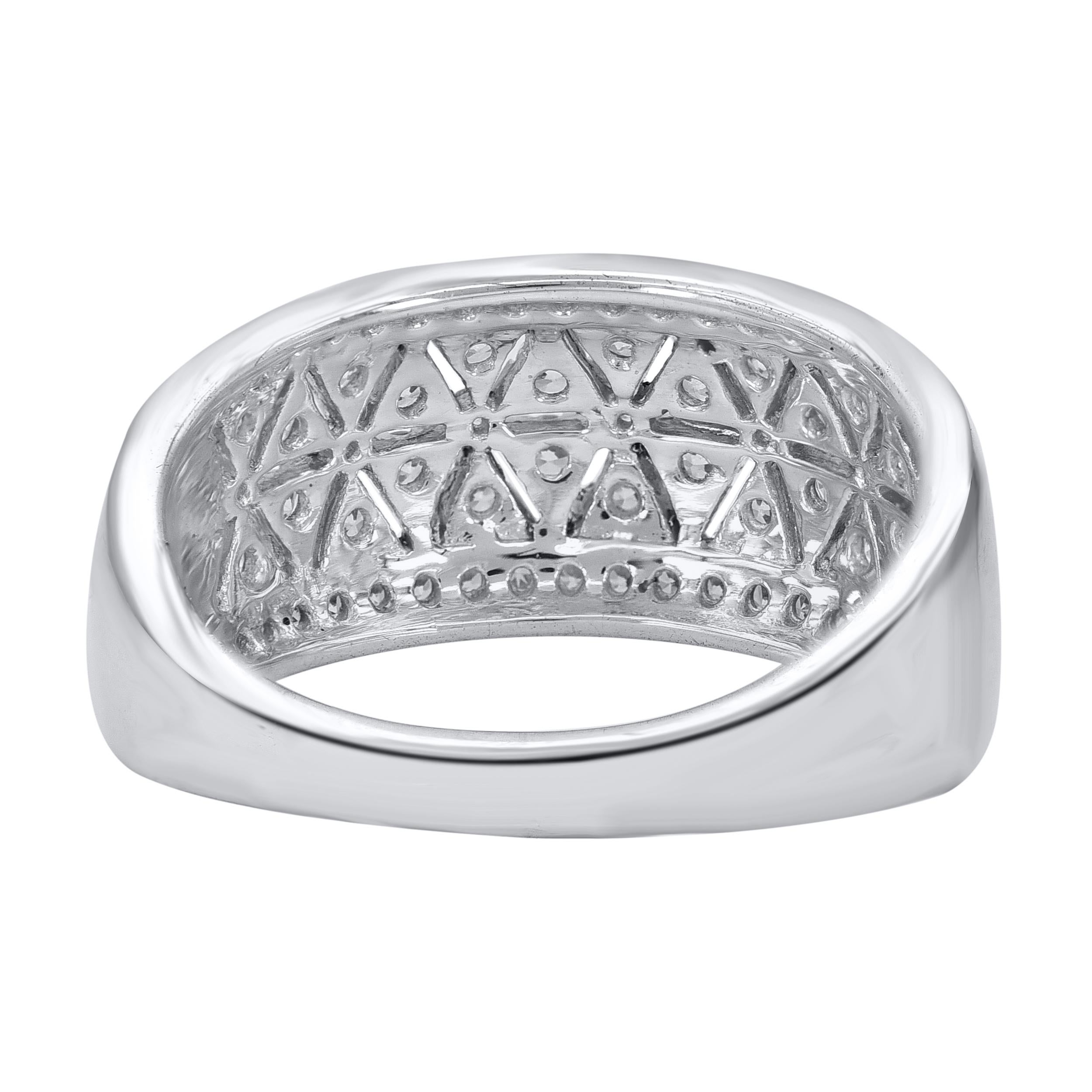 Verdaderamente exquisita, esta banda de aniversario de diamantes será admirada por la belleza y elegancia clásicas inherentes a su diseño. El peso total de los diamantes es de 0,80 quilates, color H-I, pureza I-2. Este anillo está bellamente