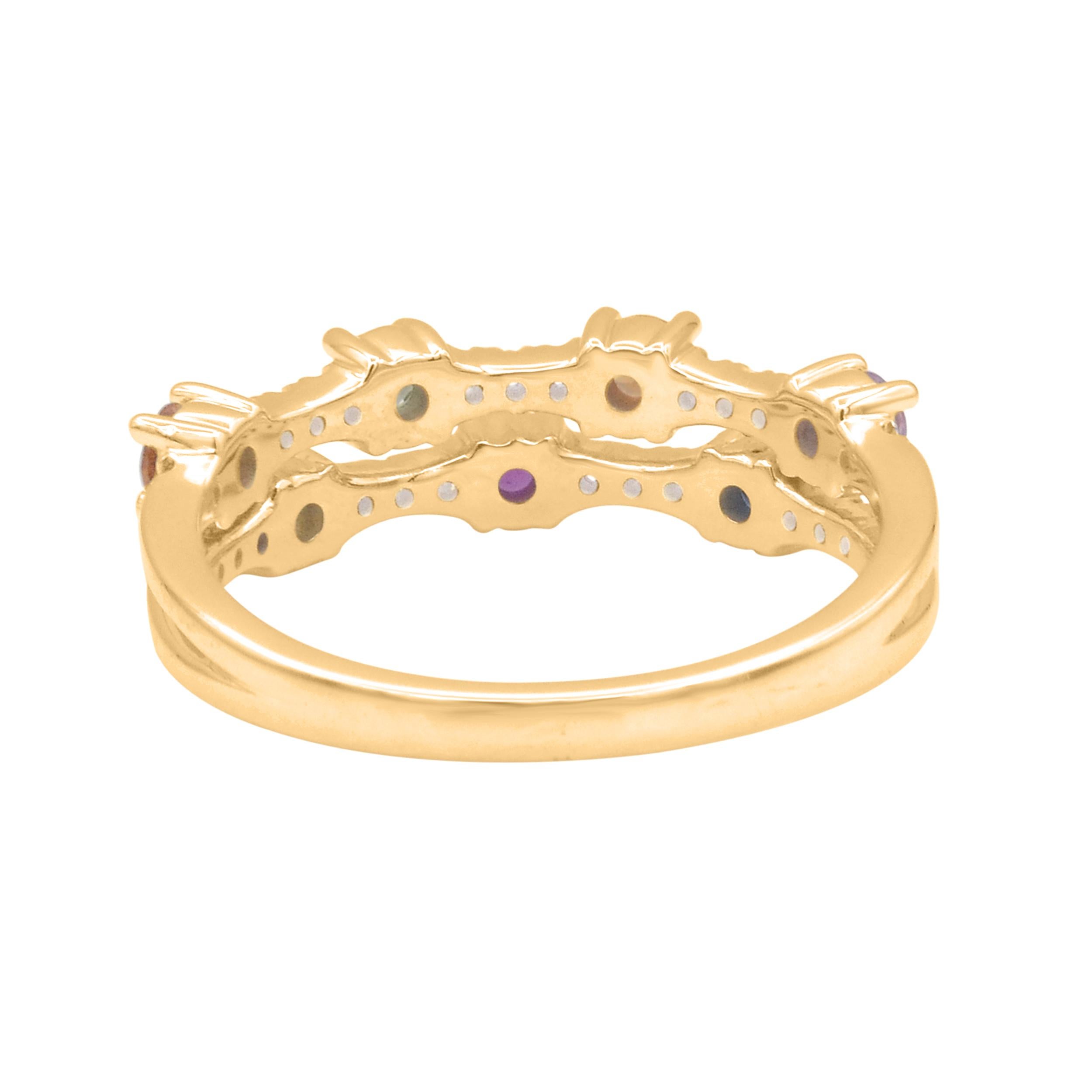 Aggiungi un po' di fortuna al tuo abbigliamento con questo incantevole anello a fascia con più zaffiri e diamanti. Questo anello presenta 0,15 carati di 28 diamanti rotondi e 0,75 carati di 7 zaffiri multipli, rubini incastonati in un'incastonatura