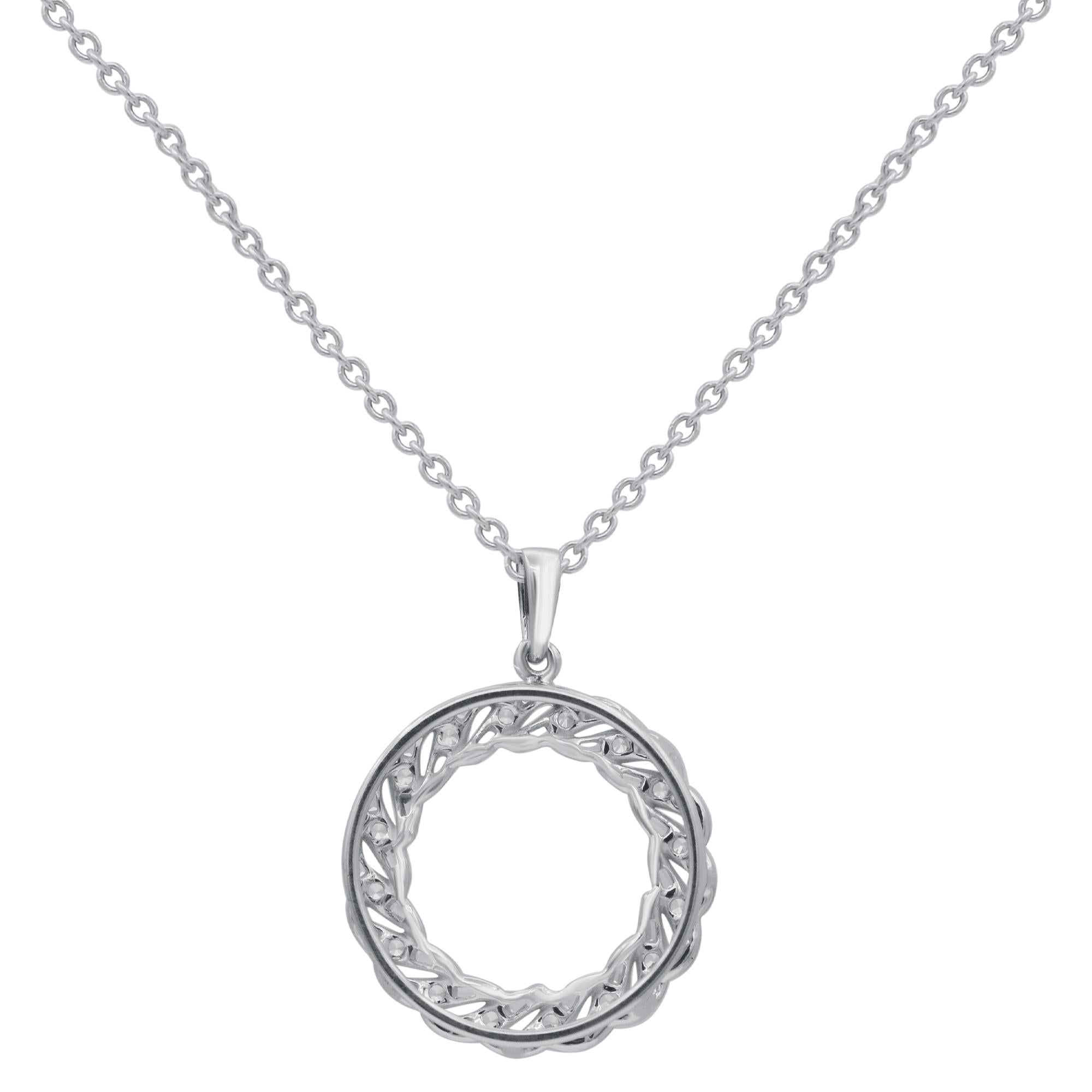 Fai un'audace dichiarazione di stile e di fede con l'accattivante eleganza di questo ciondolo con diamante.  Splendidamente realizzato dai nostri esperti interni in oro bianco 14 carati e impreziosito da 48 diamanti rotondi taglio brillante e