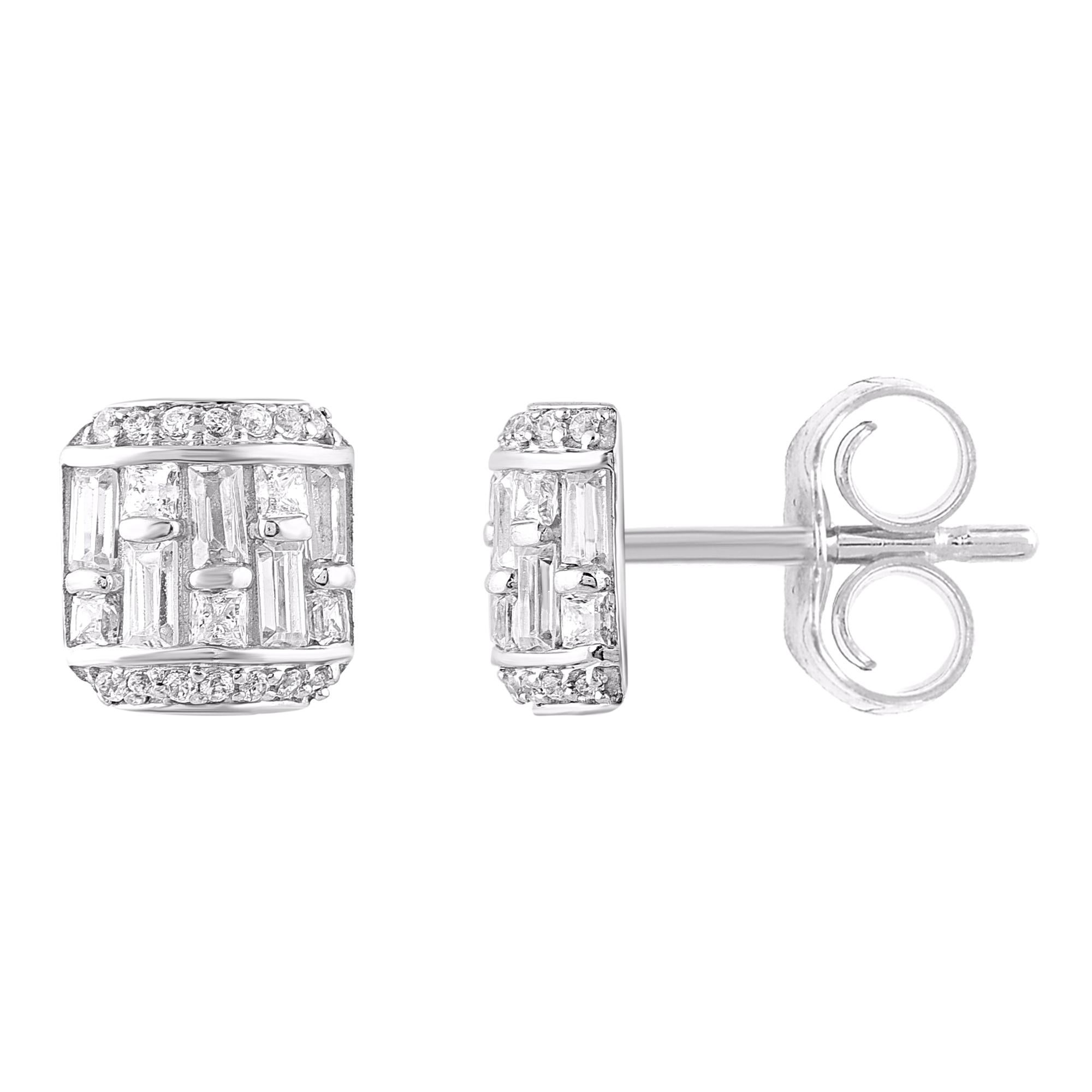 Realizzato con maestria in oro bianco massiccio 14K, l'orecchino a forma di cuscino è abilmente riempito con 28 diamanti a taglio rotondo, 10 a taglio baguette e 10 a taglio princess incastonati in pave e canali, che brillano con un colore H-I e una