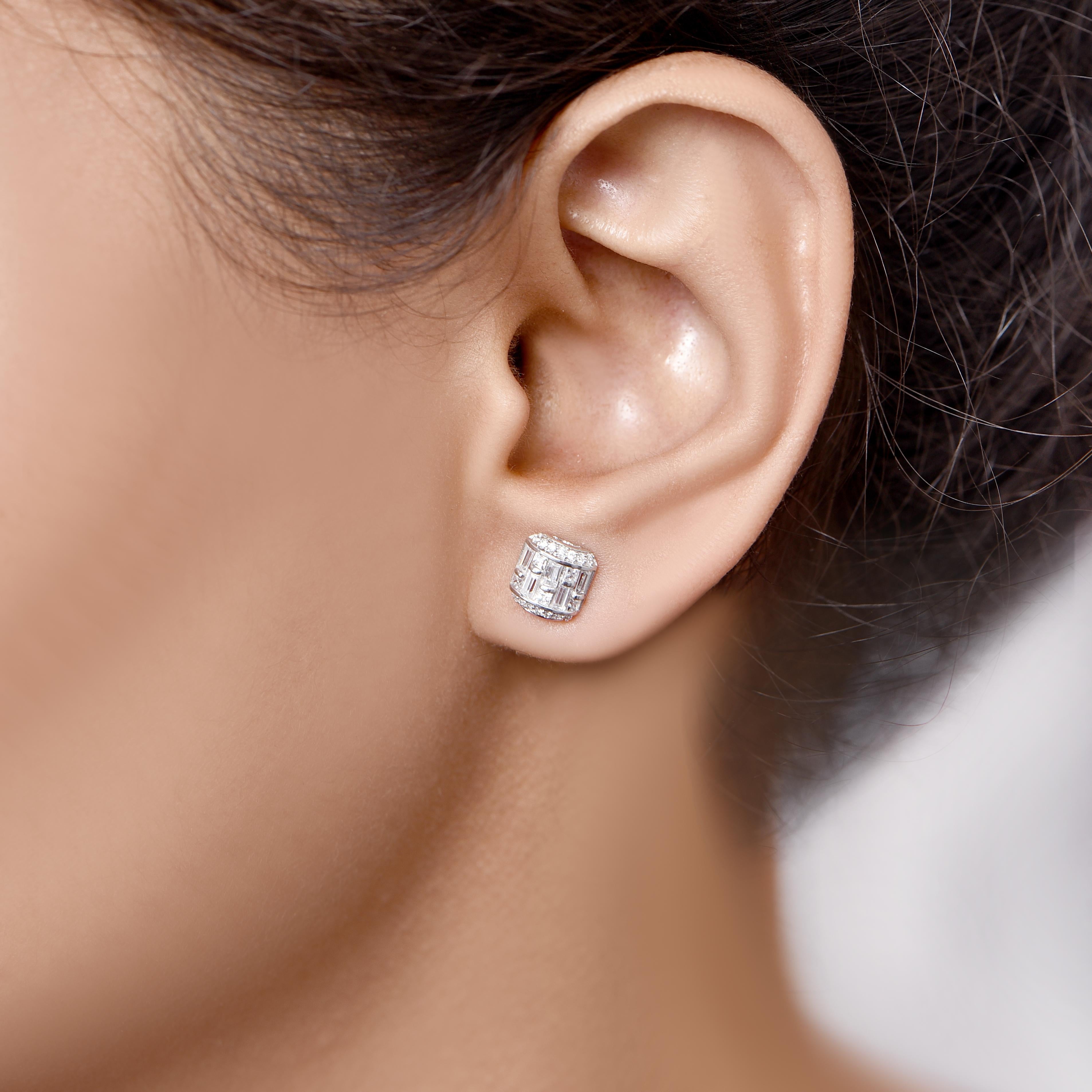 Taglio rotondo TJD Orecchini con diamante rotondo e baguette in oro bianco 14K a forma di cuscino da 1/2 carato in vendita
