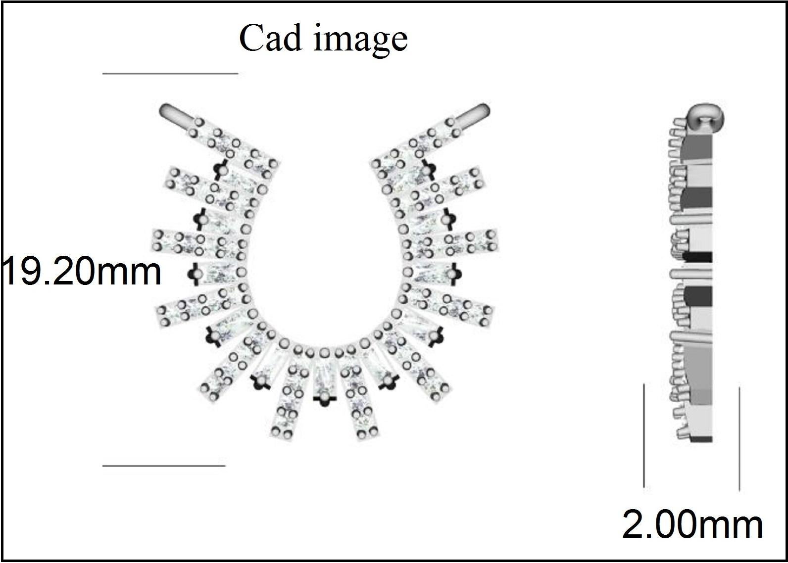 Questo ciondolo con diamante è una scelta divertente e civettuola che le piacerà molto. Questo ciondolo è realizzato in oro bianco da 14 carati e tempestato di 48 diamanti tondi taglio brillante e 11 diamanti taglio baguette incastonati. Il peso