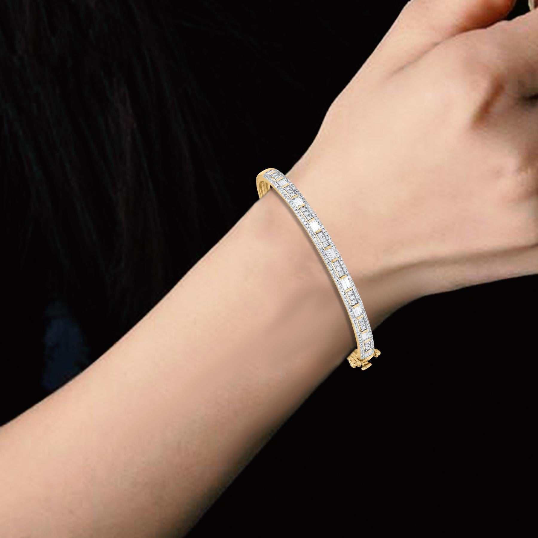 Taille brillant TJD Bracelet en or jaune 18KT avec diamant taille brillant et baguette de 1 carat en vente