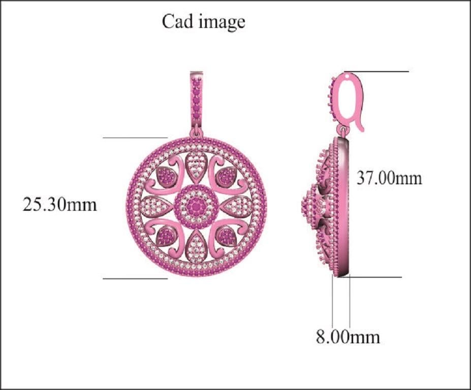 Conferisci un look senza tempo scegliendo questo ciondolo di design con diamante incorniciato. Il peso totale del diamante è di 1,00 carati e brilla con un colore H. H. e una purezza I2. Splendidamente realizzato dai nostri esperti interni in oro
