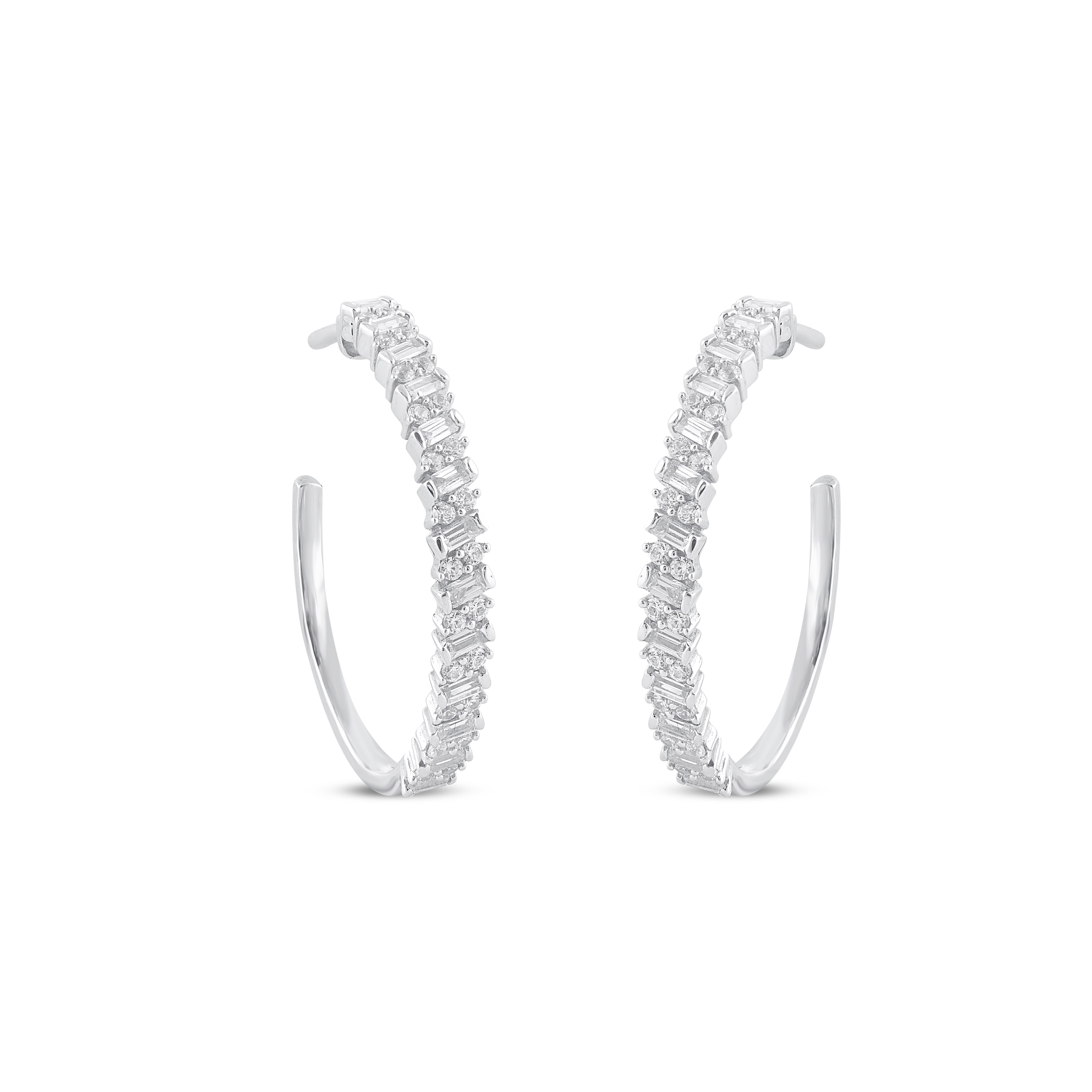 Un plaisir étincelant, ces boucles d'oreilles en diamant s'adaptent à son esthétique charmante. Agrémenté de 48 diamants ronds et 26 diamants baguettes en serti clos et en serti canal, il éblouit par sa couleur H-I et sa pureté I2. Captivant avec