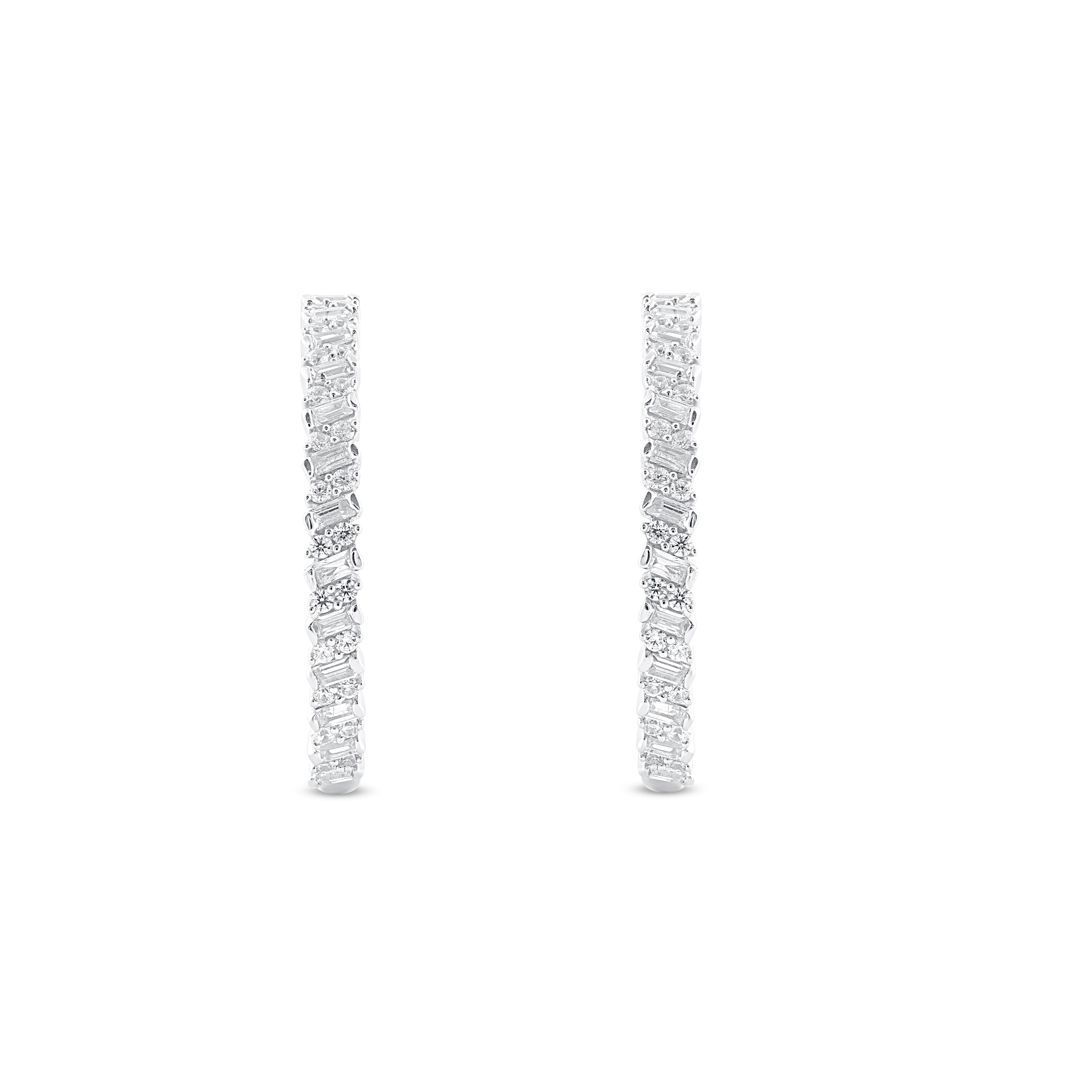Art déco TJD Boucles d'oreilles design en or blanc 14 carats avec diamants ronds et baguettes de 1 carat en vente