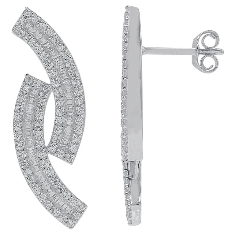 Pendientes bumerán de diseño en oro blanco de 14 quilates con diamante redondo y baguette de 1 quilate TJD en venta