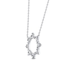 Colgante de diseño en forma de círculo abierto de oro blanco de 14 quilates con diamantes redondos y baguette de 1 quilate TJD