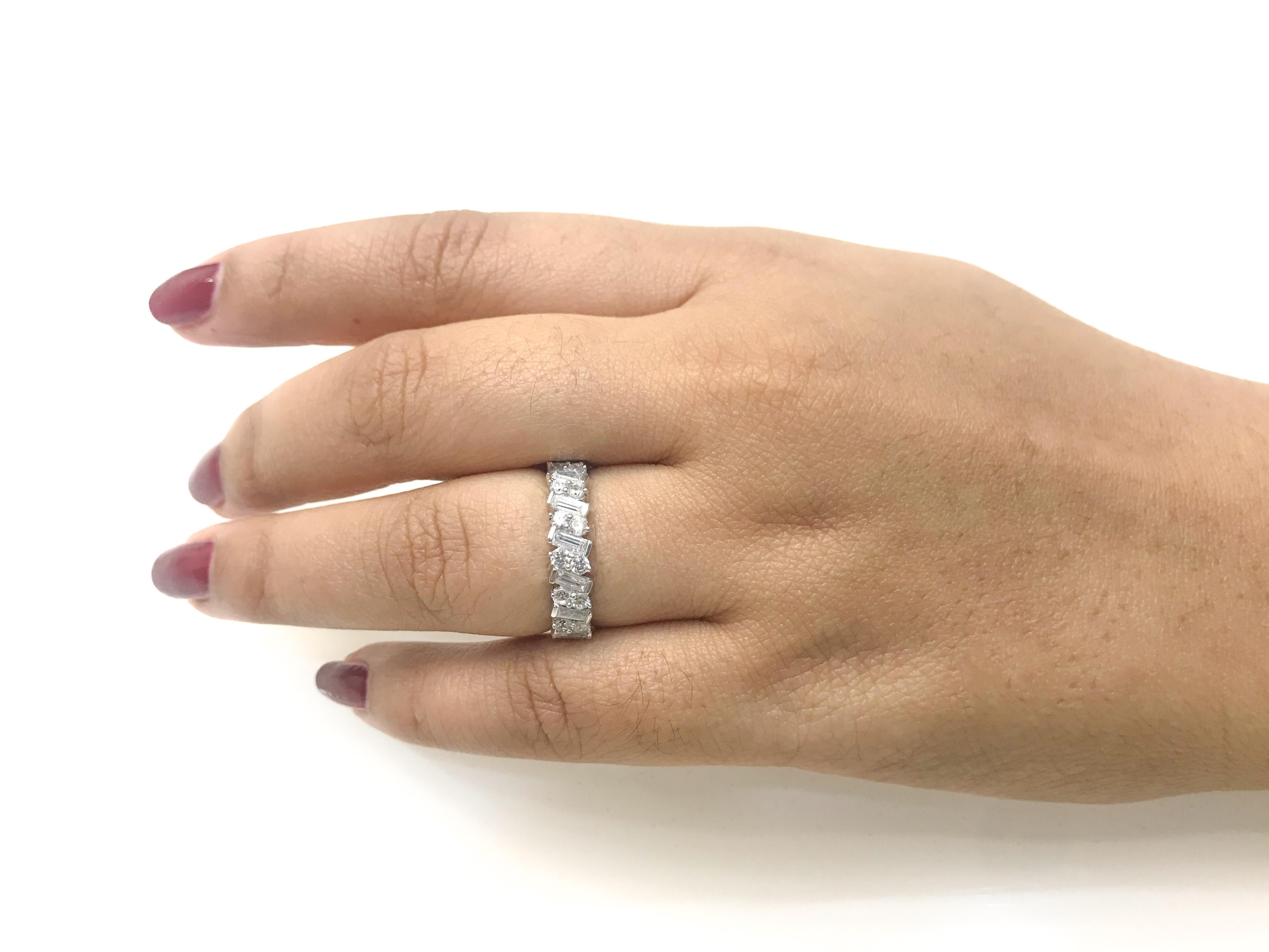 Dai un tocco di fascino al tuo look con questo anello con diamante. L'anello è realizzato in oro bianco da 14 carati e presenta 12 diamanti tondi taglio brillante e 7 diamanti bianchi taglio baguette, con incastonatura a griffe e a canale, colore