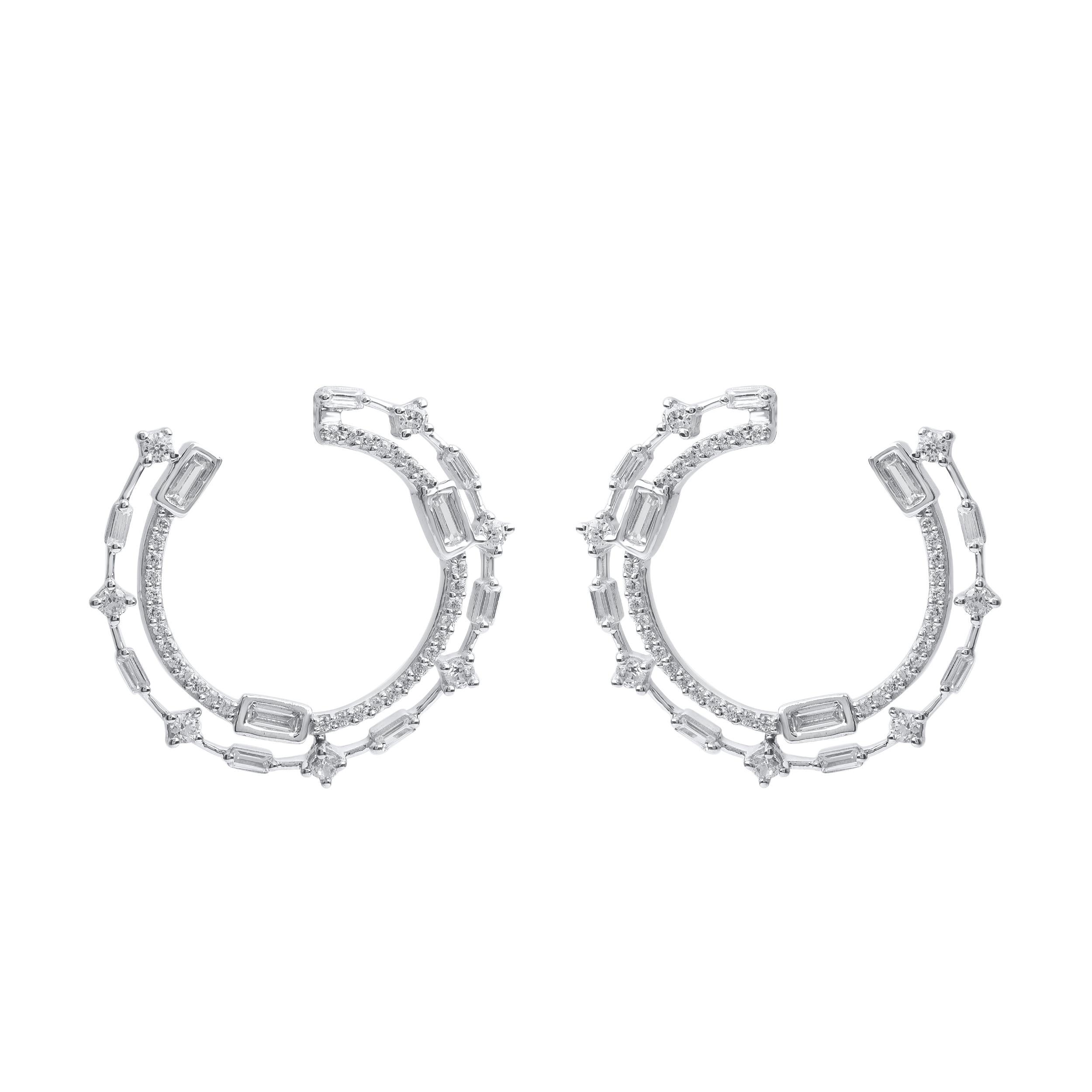 Completa il tuo look preferito con questi splendidi orecchini con diamanti. Gli orecchini sono realizzati in oro bianco da 14 carati e presentano 80 diamanti rotondi e 20 diamanti a baguette incastonati in castoni e castoni. Una finitura lucida