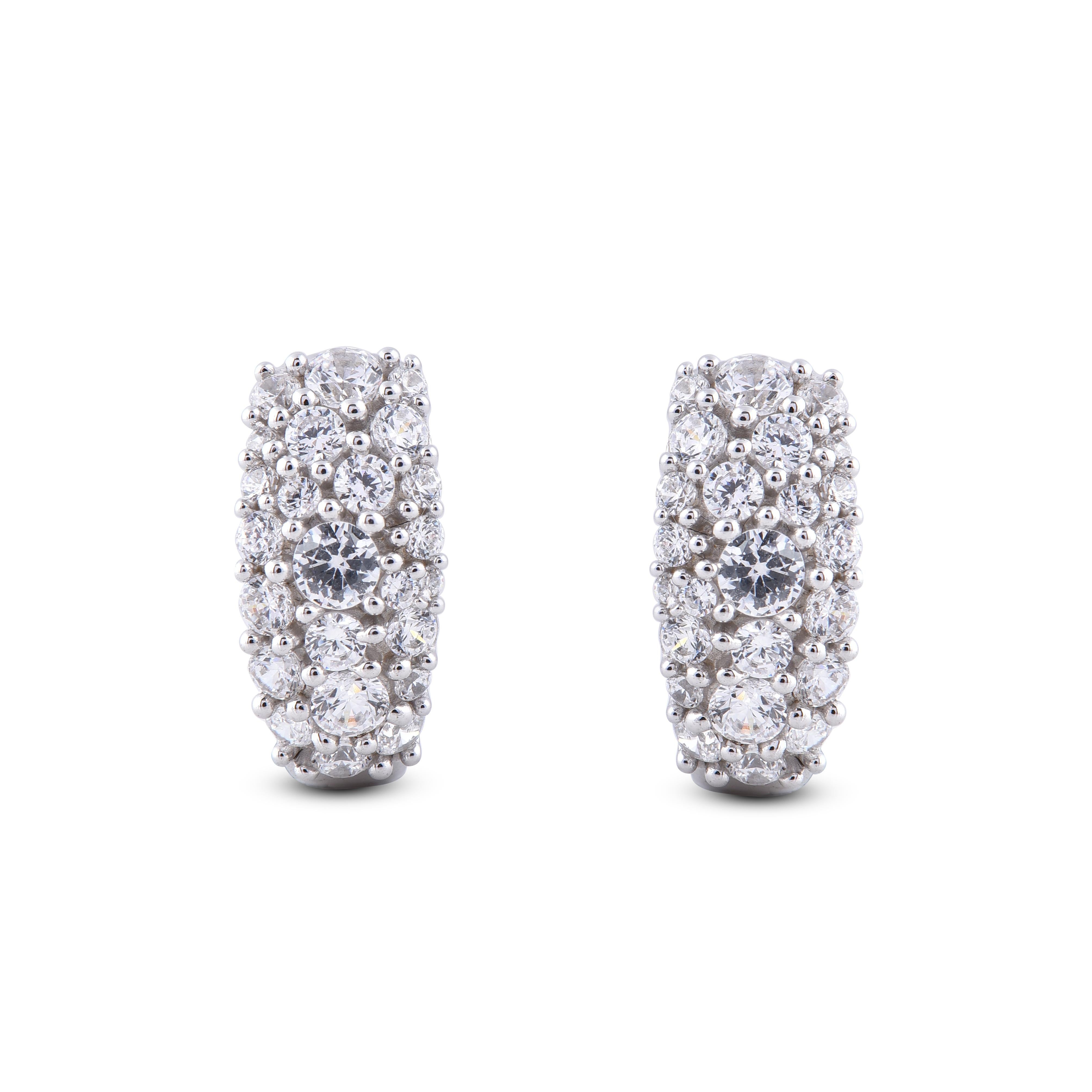 Questo paio di orecchini a cerchio huggie è una scelta davvero elegante. Questa affascinante coppia è realizzata in oro bianco 14 carati con un look glamour moderno. Realizzati con 48 diamanti rotondi di colore H-I e purezza I2, questi cerchi huggie