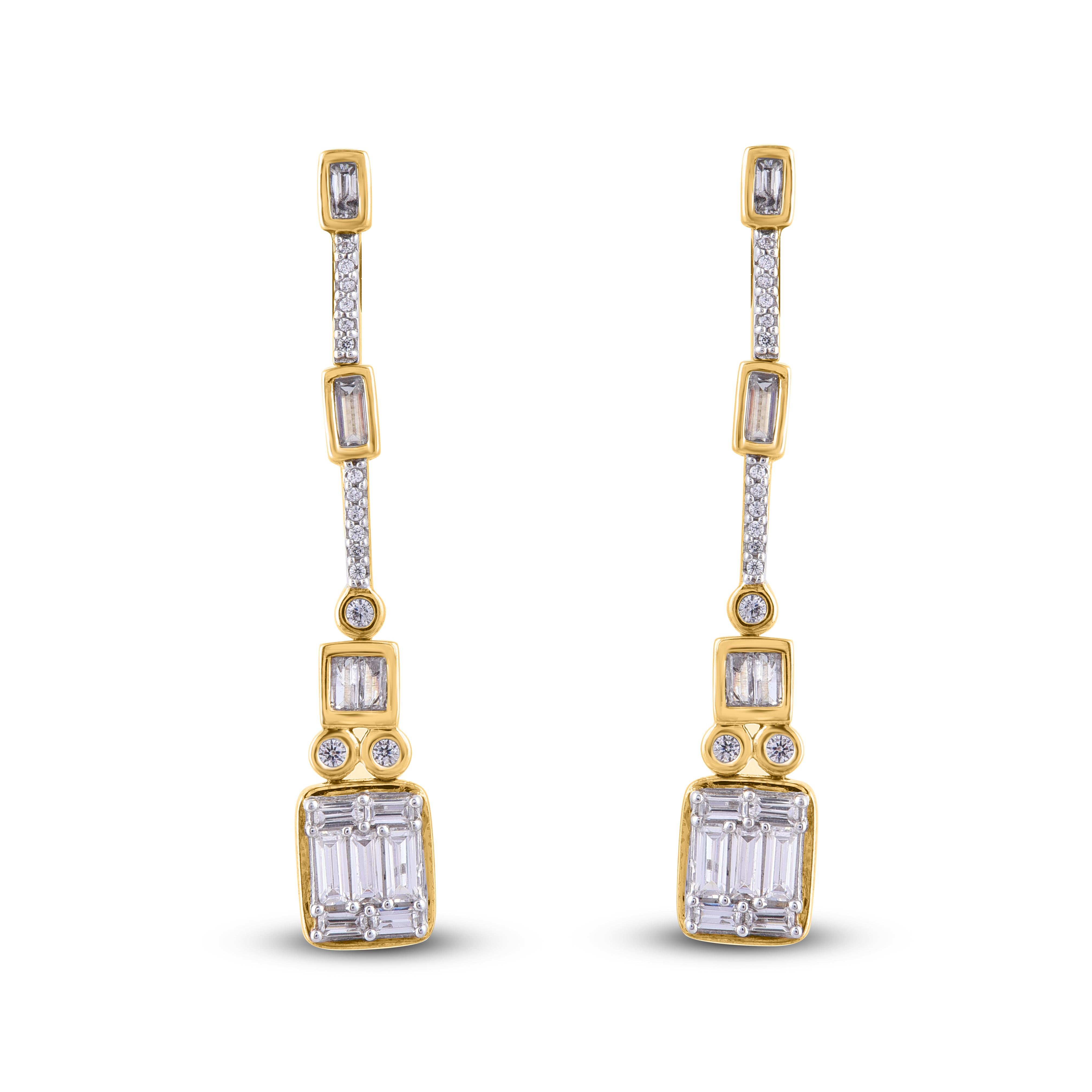 Ces boucles d'oreilles en diamant sont ornées de 30 diamants ronds et de 22 diamants baguettes en serti clos et en chaton et éblouissent par leur couleur H-I et leur pureté I2. Fabriqué par nos experts internes en or jaune 14 carats, il se fixe