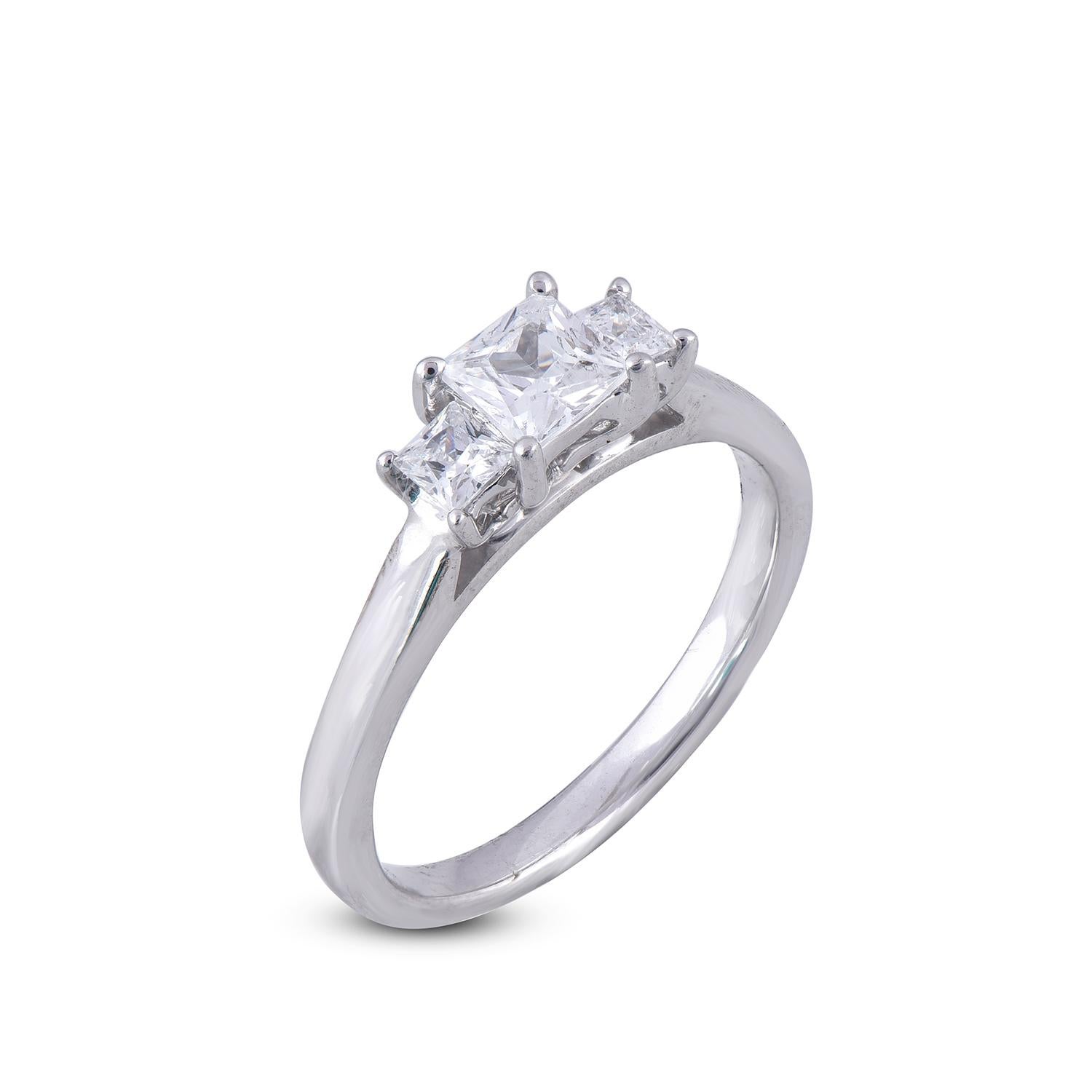 Dai un tocco di fascino al tuo look con questo anello con diamante. L'anello è realizzato in oro 18 carati, a scelta tra bianco, rosa o giallo, e presenta 3 diamanti rotondi a taglio principessa, fissati con una montatura a griffe; il colore G-H, la