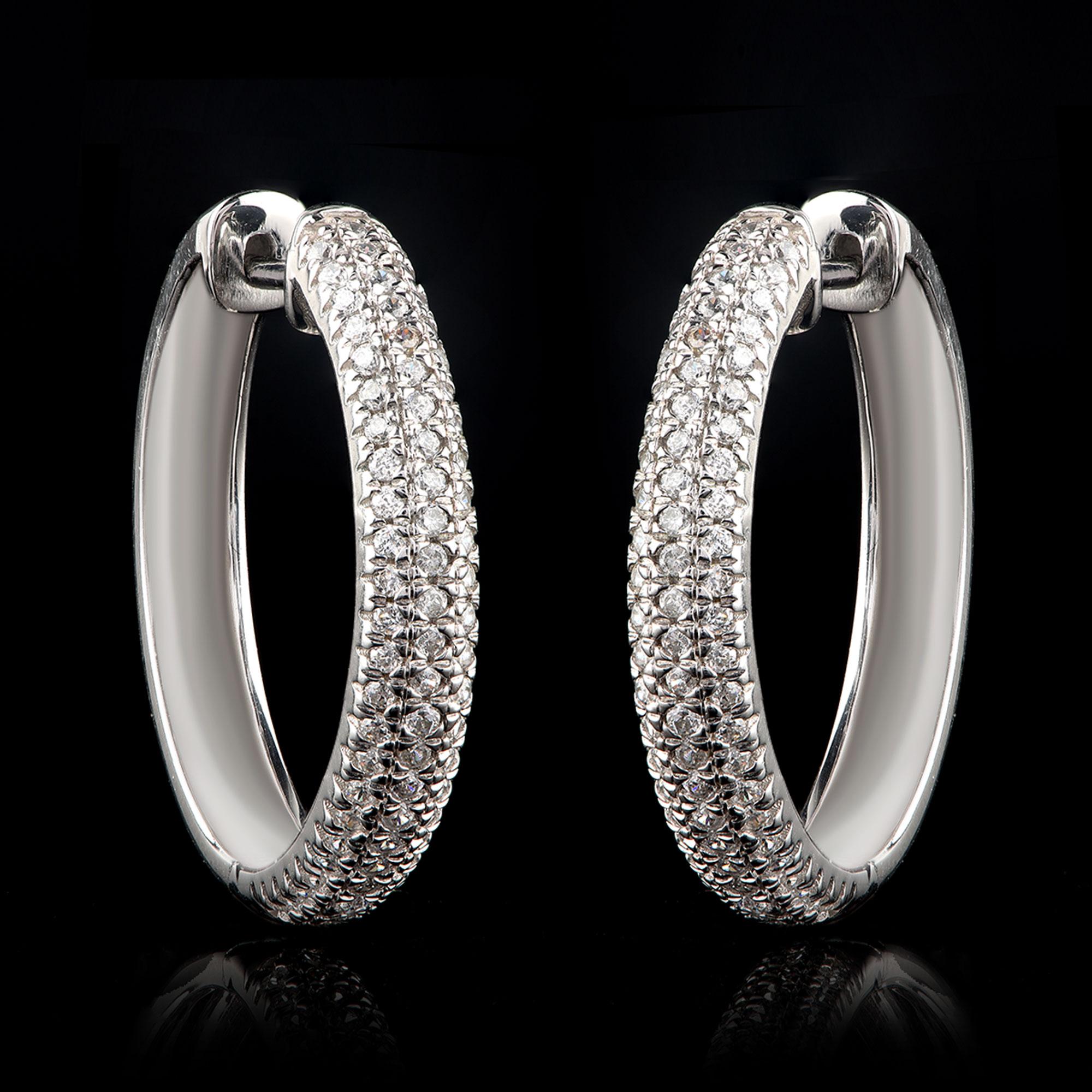 Ces boucles d'oreilles en diamant sont vraiment captivantes avec 146 diamants taille brillant en serti micro-pavé et réalisées en or blanc 18 KT. Les diamants sont de couleur H-I et de pureté I2.