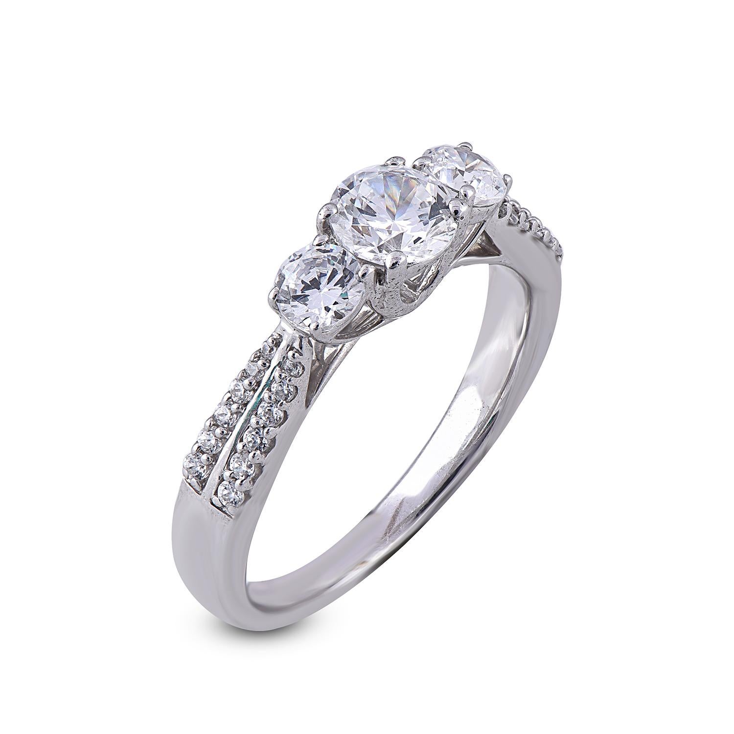 Cette bague éblouissante est sertie de 27 diamants, dont 0,47ct pour la pierre centrale et 0,19ct pour chaque diamant latéral. Les diamants restants sont alignés sur la tige et fixés à l'aide de griffes.  et conçu en or blanc 18 carats. Couleur G-H,