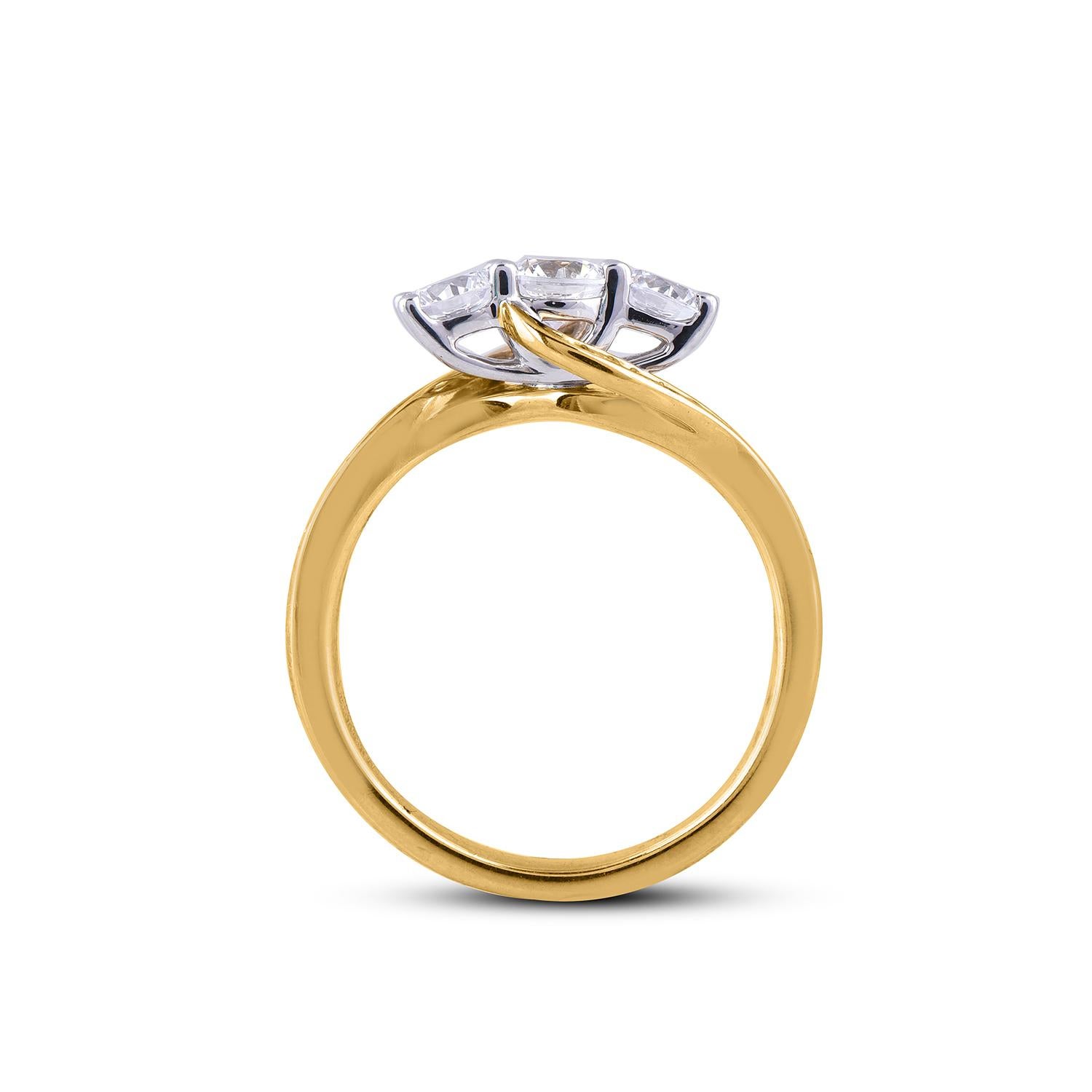 TJD 1.0 Carat 3 Stone Round Diamond 18 Karat Yellow Gold Fashion Ring In New Condition For Sale In New York, NY