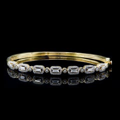 Brazalete de oro amarillo de 18 quilates con diamantes redondos y baguette alternos de 1,0 quilates TJD