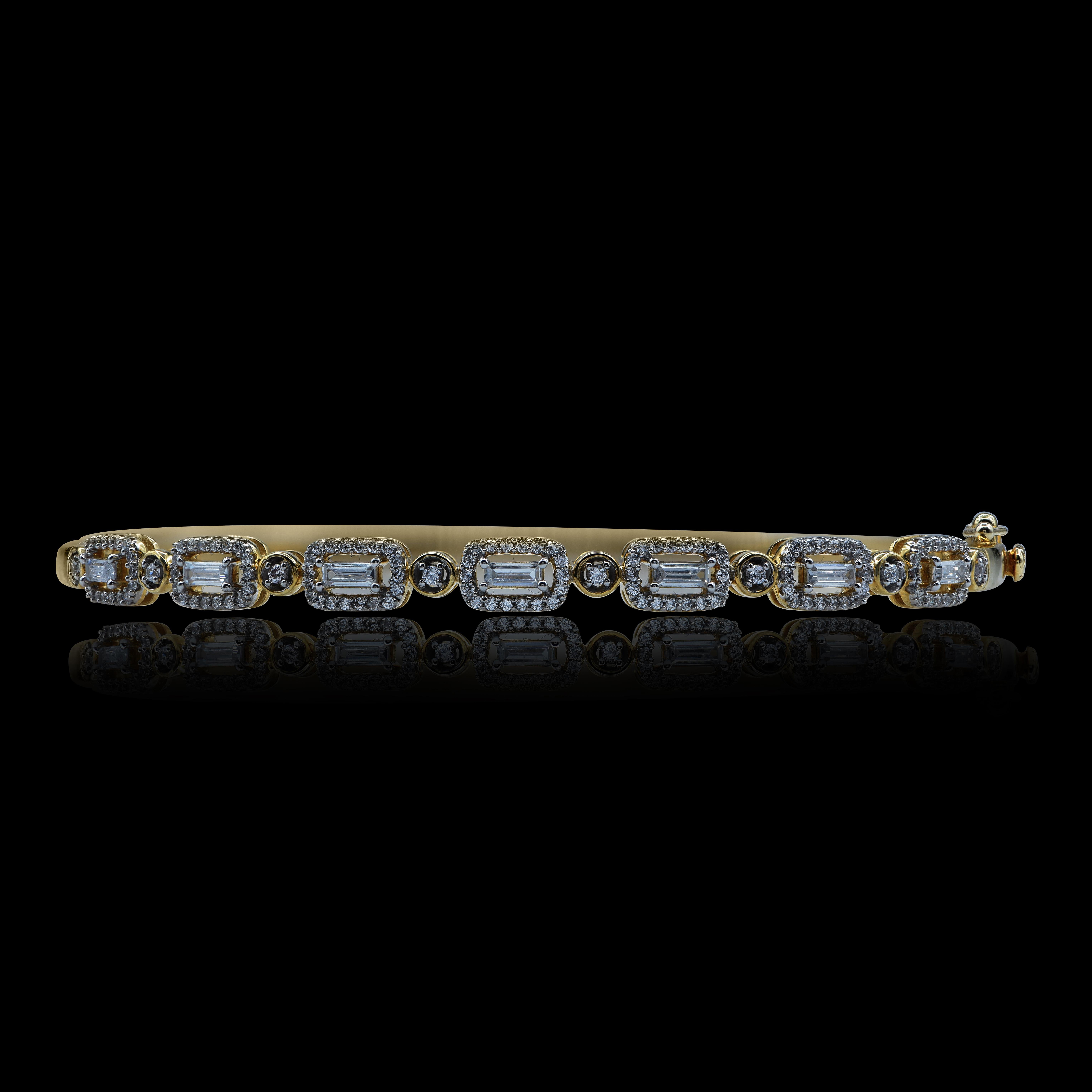 Taglio rotondo TJD Bangle in oro giallo 18KT da 1,0 carati con diamanti tondi e baguette alternati in vendita