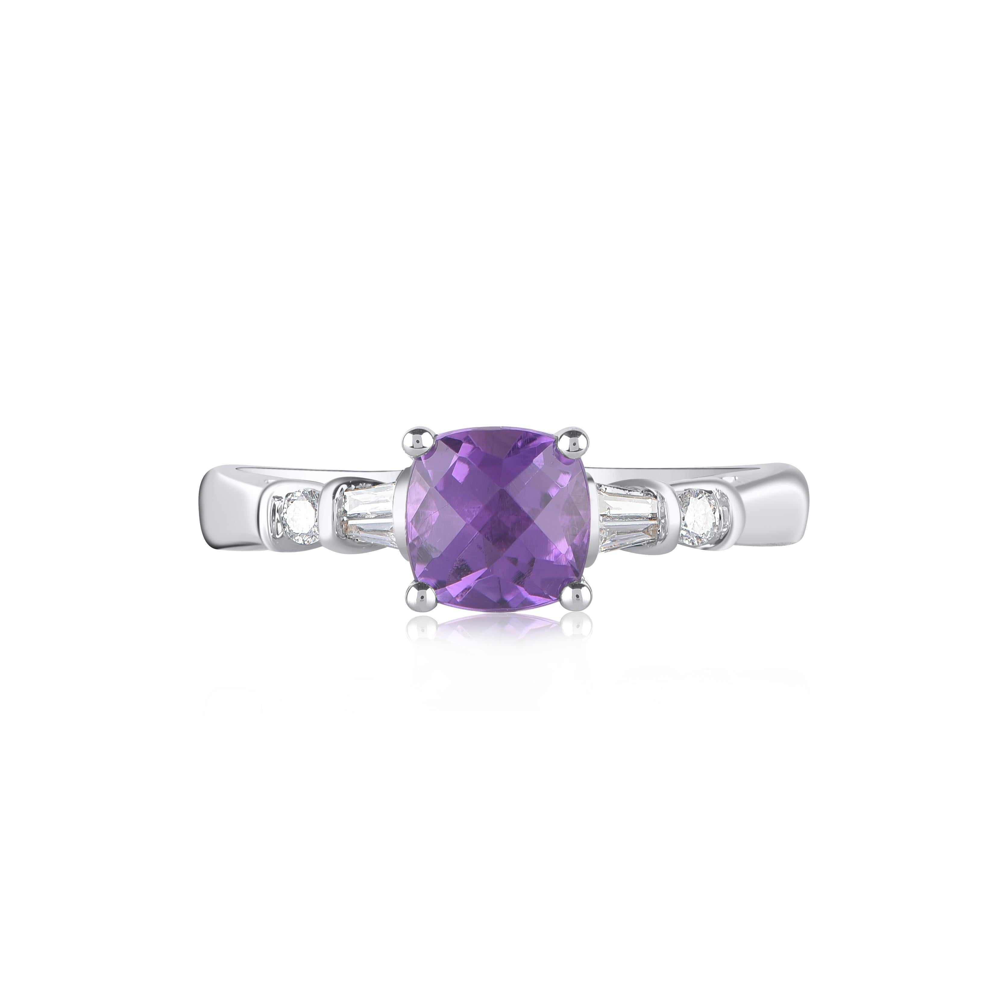 Aporta encanto a tu look con este anillo de amatista de corte cojín clásico y moderno. Magníficamente elaborada por nuestros expertos en oro blanco de 14 quilates y adornada con 2 diamantes redondos talla brillante, 4 diamantes baguette y 1 amatista