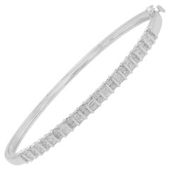 Brazalete clásico de oro blanco de 14 quilates con diamantes redondos y baguette de 1,0 quilates TJD