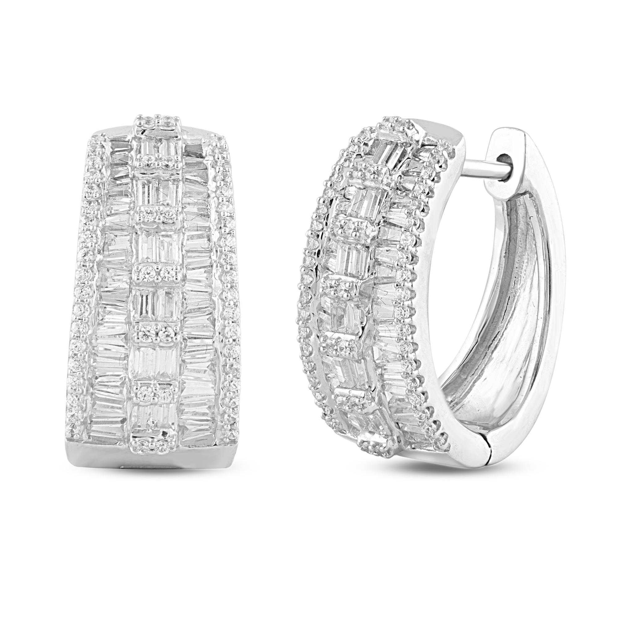 Apportez du charme à votre look avec ces boucles d'oreilles huggie en diamant. Cette boucle d'oreille est magnifiquement conçue et sertie de 204 diamants ronds de taille unique et de diamants baguettes en serti clos et en serti canal. Le poids total