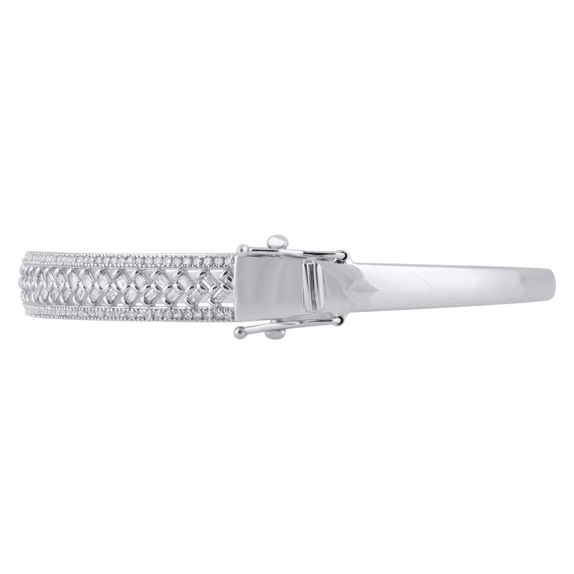 Classico e sofisticato, questo bracciale bangle con diamanti si abbina bene a qualsiasi abbigliamento.
Questo braccialetto Whiting presenta 228 diamanti naturali a taglio singolo e baguette con incastonatura a griffe e a canale, realizzati in oro