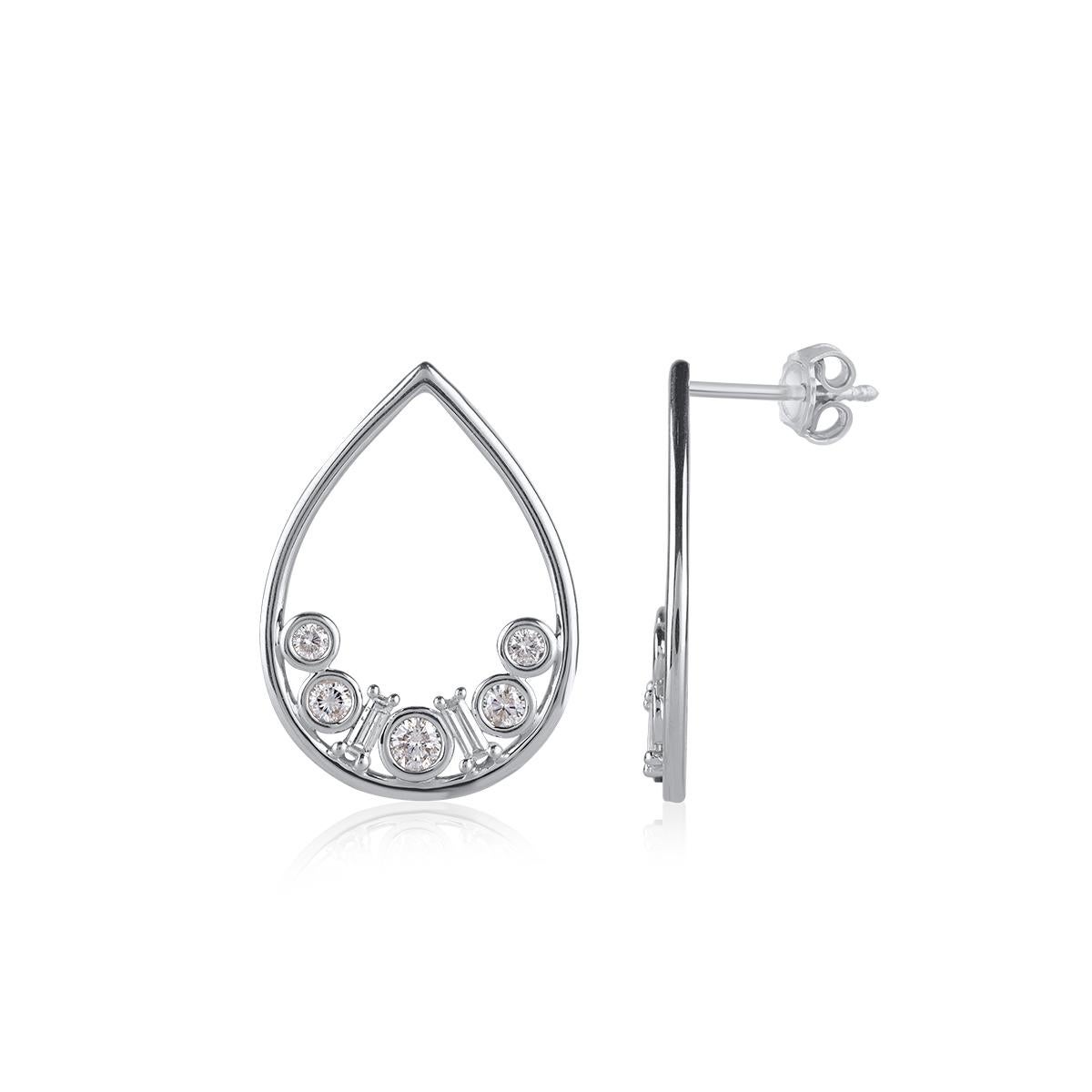 Un délice étincelant, ces boucles d'oreilles en forme de goutte de diamant s'adaptent à son esthétique charmante. Ornée de 14 diamants ronds de taille brillante.  et diamant baguette sertis en lunette et en pince, et éblouit par sa couleur H-I et sa